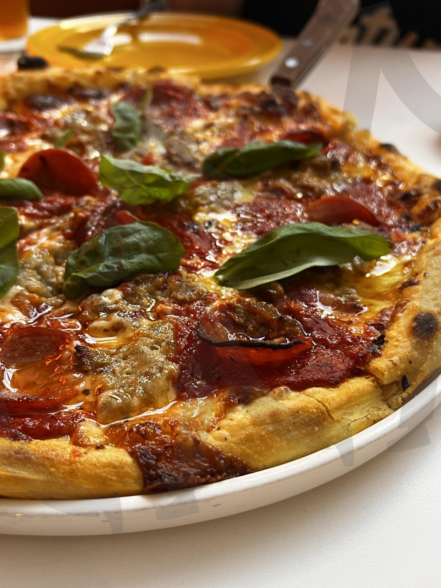 페퍼로니와 바질이 올려진 피자 | 피자, 페퍼로니 피자, 바질, 이탈리아 음식, 음식, pepperoni pizza, pizza | 스탠바이 STANDBUY 디지털 콘텐츠