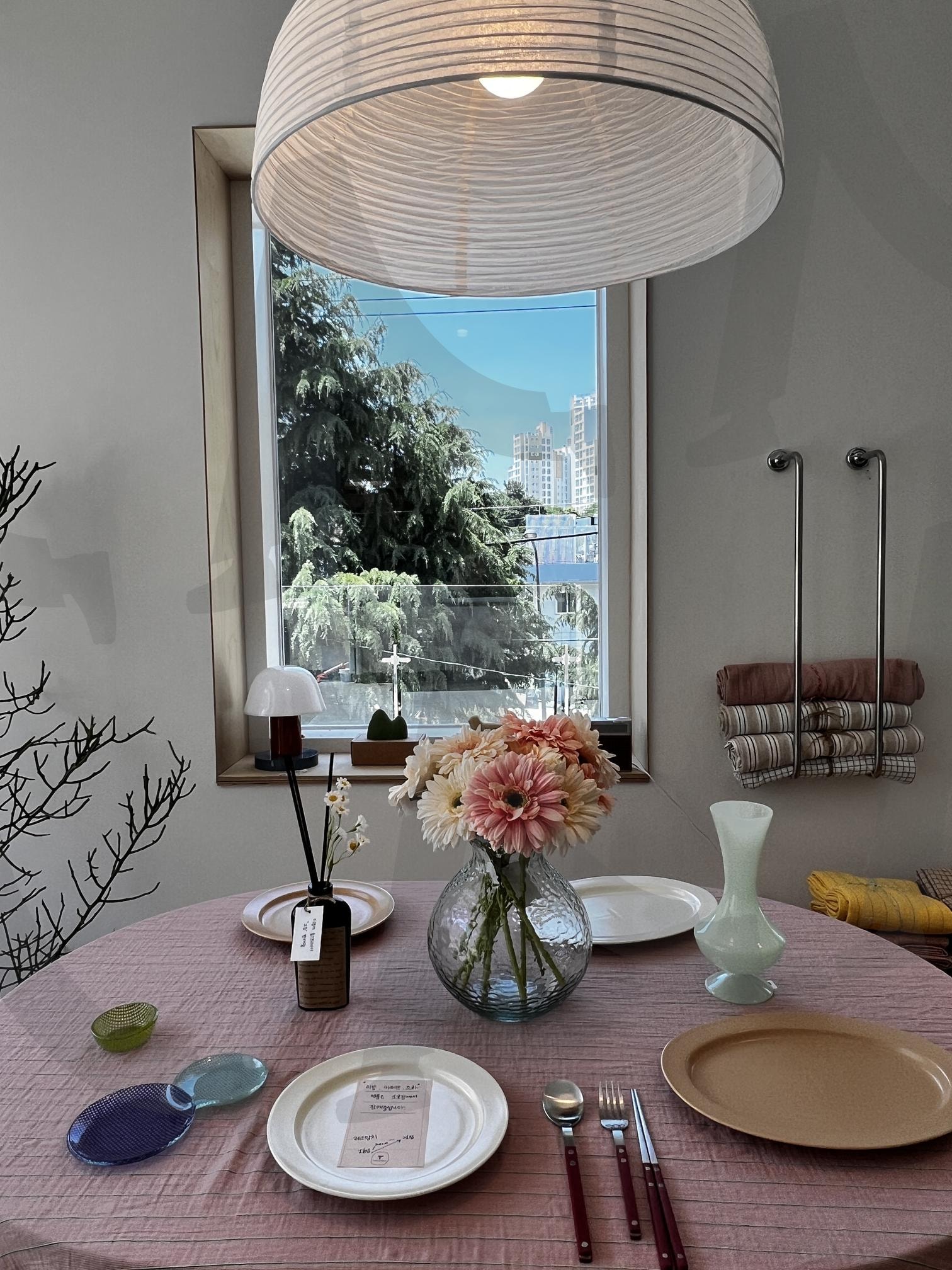 식탁과 창문이 있는 식사 공간 | 식탁, 테이블, 식사 공간, 꽃, 창문, 조명, 인테리어, 다이닝, dining table, window, flowers | 스탠바이 STANDBUY 디지털 콘텐츠