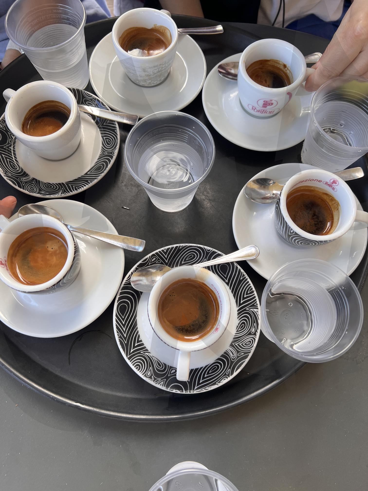 쟁반 위에 놓인 여러 잔의 에스프레소 | 에스프레소, 커피, 쟁반, 음료, Espresso, coffee, tray, drink | 스탠바이 STANDBUY 디지털 콘텐츠