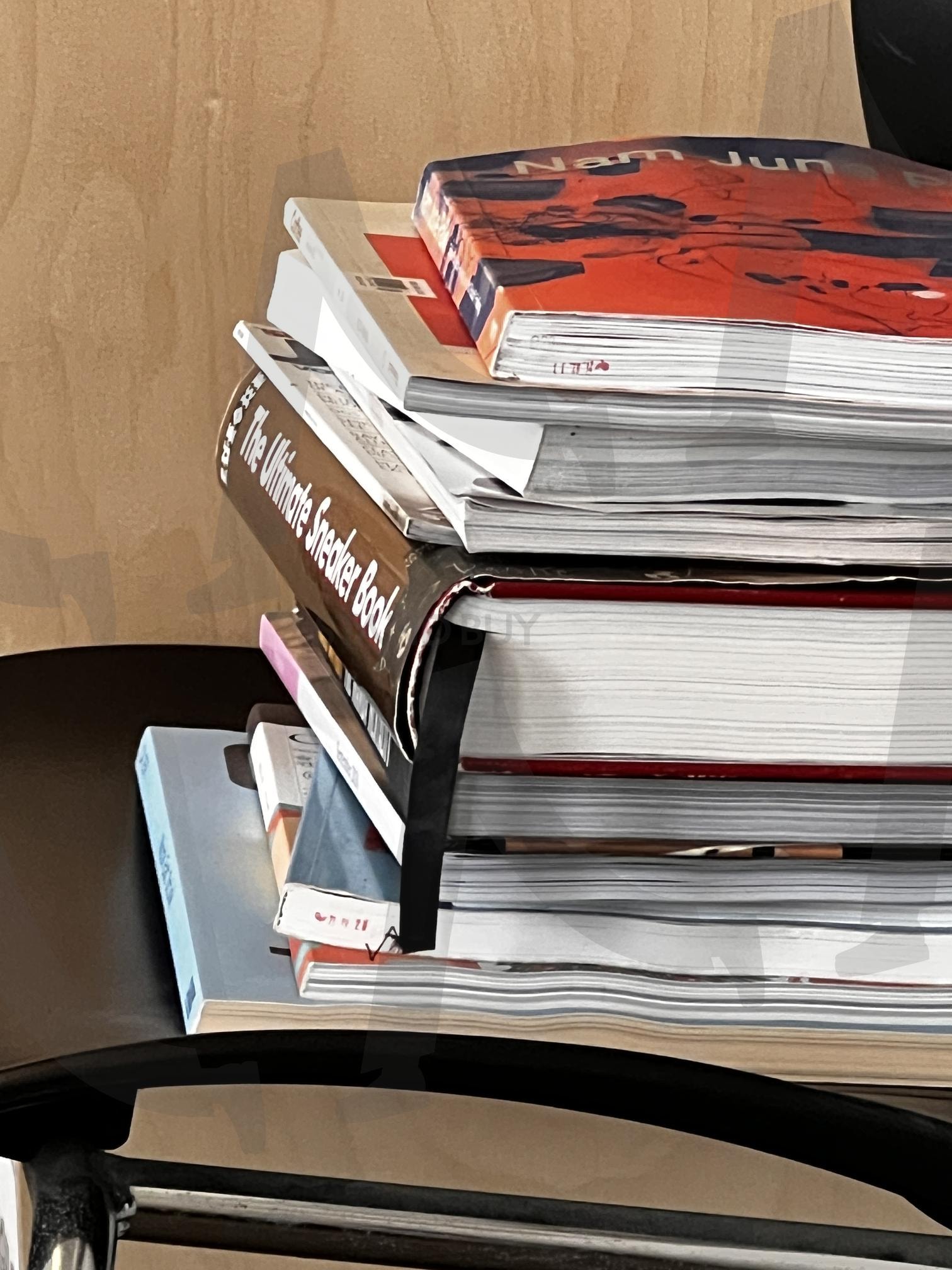 쌓여 있는 여러 권의 책 | 책, 더미, 쌓임, 독서, 출판물, 종이, 표지, 의자, 가구, 실내 | 스탠바이 STANDBUY 디지털 콘텐츠