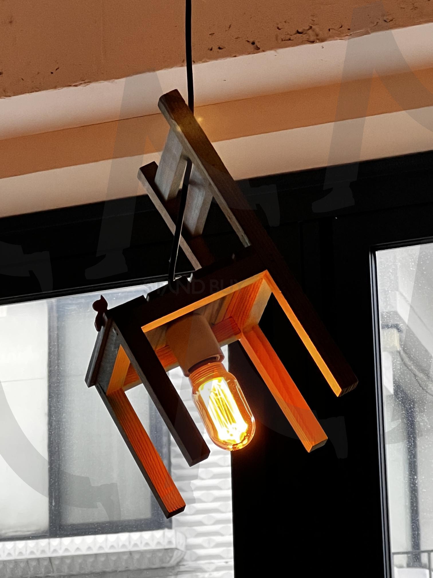 나무 의자 형태의 조명 | 조명, 전구, 나무, 의자, 인테리어, 천장, 창문, 따뜻한빛, 카페, 실내 | 스탠바이 STANDBUY 디지털 콘텐츠
