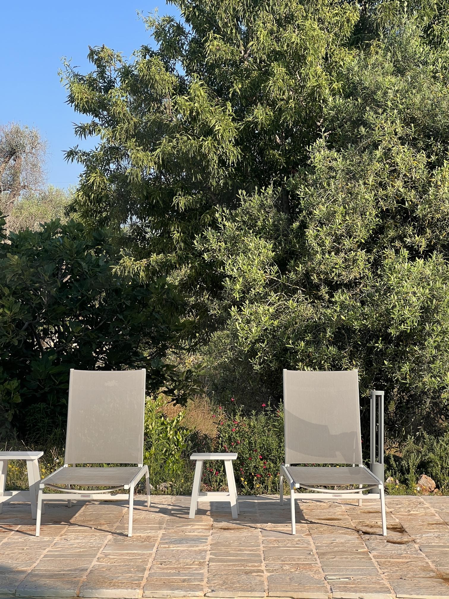 야외 테이블과 의자가 놓인 테라스 | 야외 가구, 테라스, 테이블, 의자, 정원, Outdoor furniture, terrace, table, chair, garden | 스탠바이 STANDBUY 디지털 콘텐츠