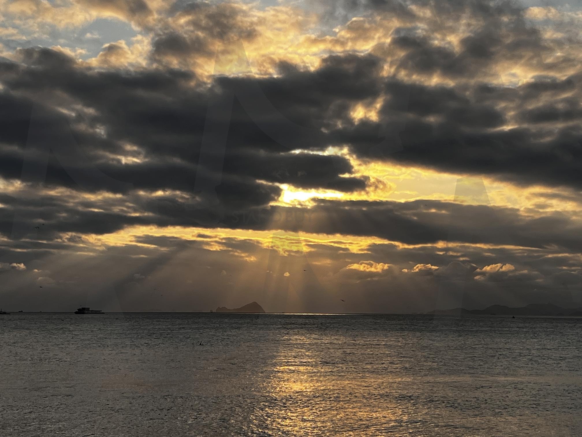해 질 녘, 구름 사이로 쏟아지는 햇살 | 석양, 해 질 녘, 햇살, 구름, 바다, 자연, 풍경, sunset, sunlight, sea | 스탠바이 STANDBUY 디지털 콘텐츠