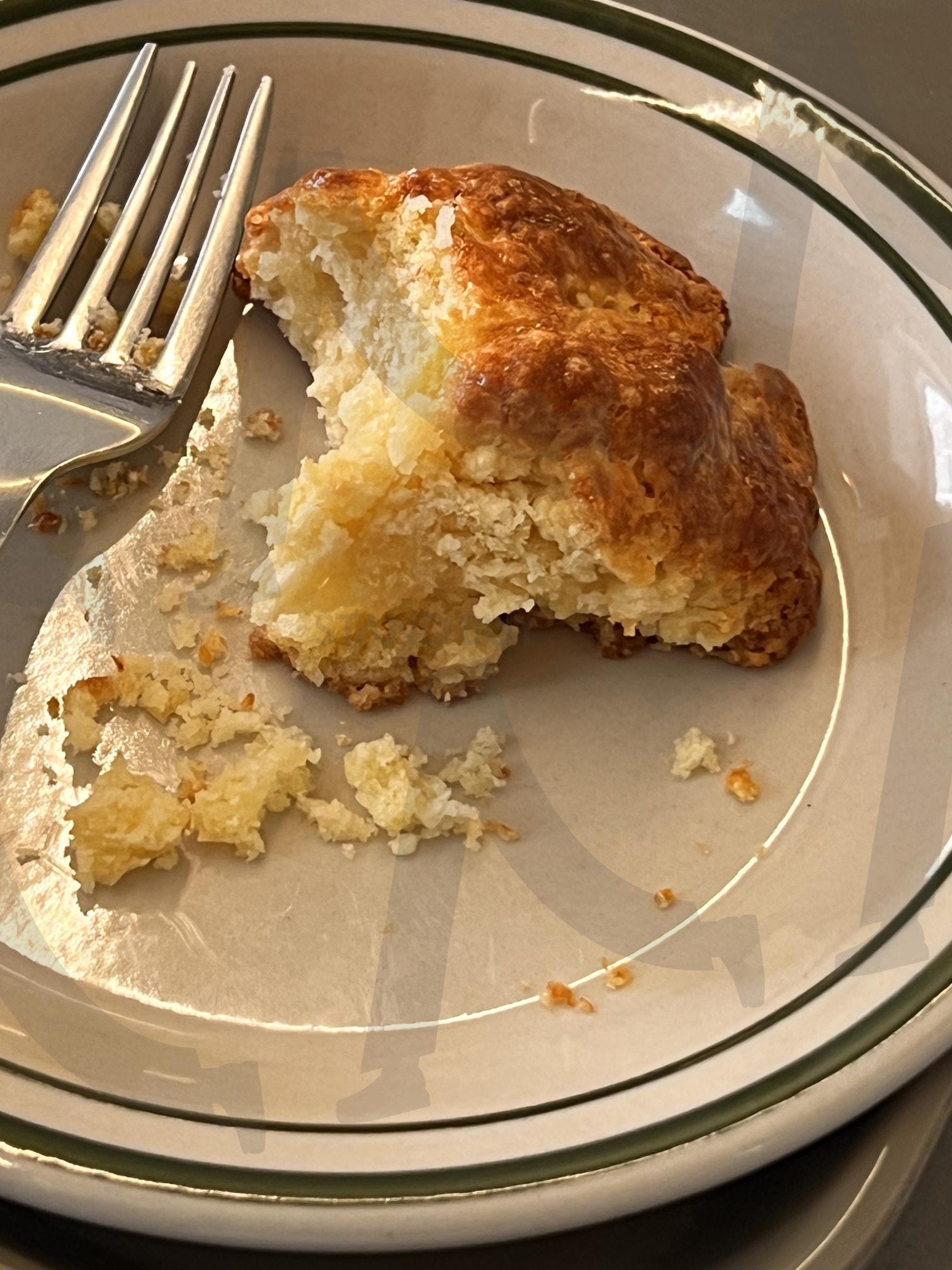 포크 옆 부서진 스콘 | 스콘, 빵, 포크, 접시, 음식, 디저트, 조각, 테이블, 식사, 간식 | 스탠바이 STANDBUY 디지털 콘텐츠