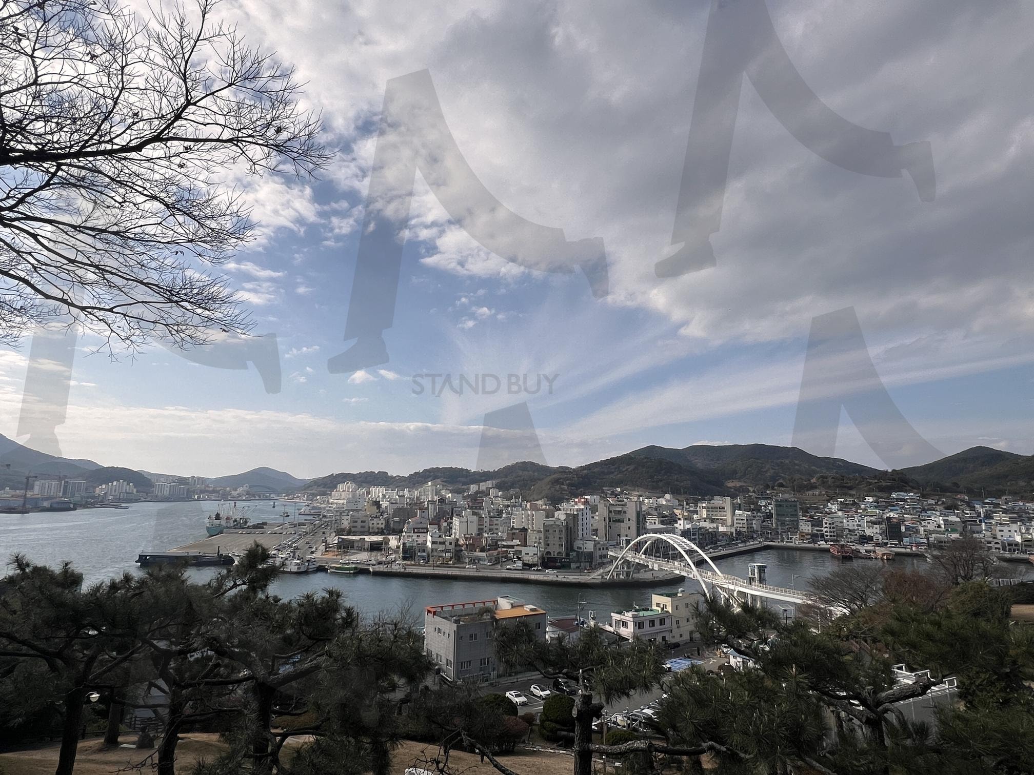 바다와 도시가 어우러진 풍경 | 바다, 항구, 도시, 다리, 아치교, 하늘, 구름, 풍경, 자연, 건물 | 스탠바이 STANDBUY 디지털 콘텐츠