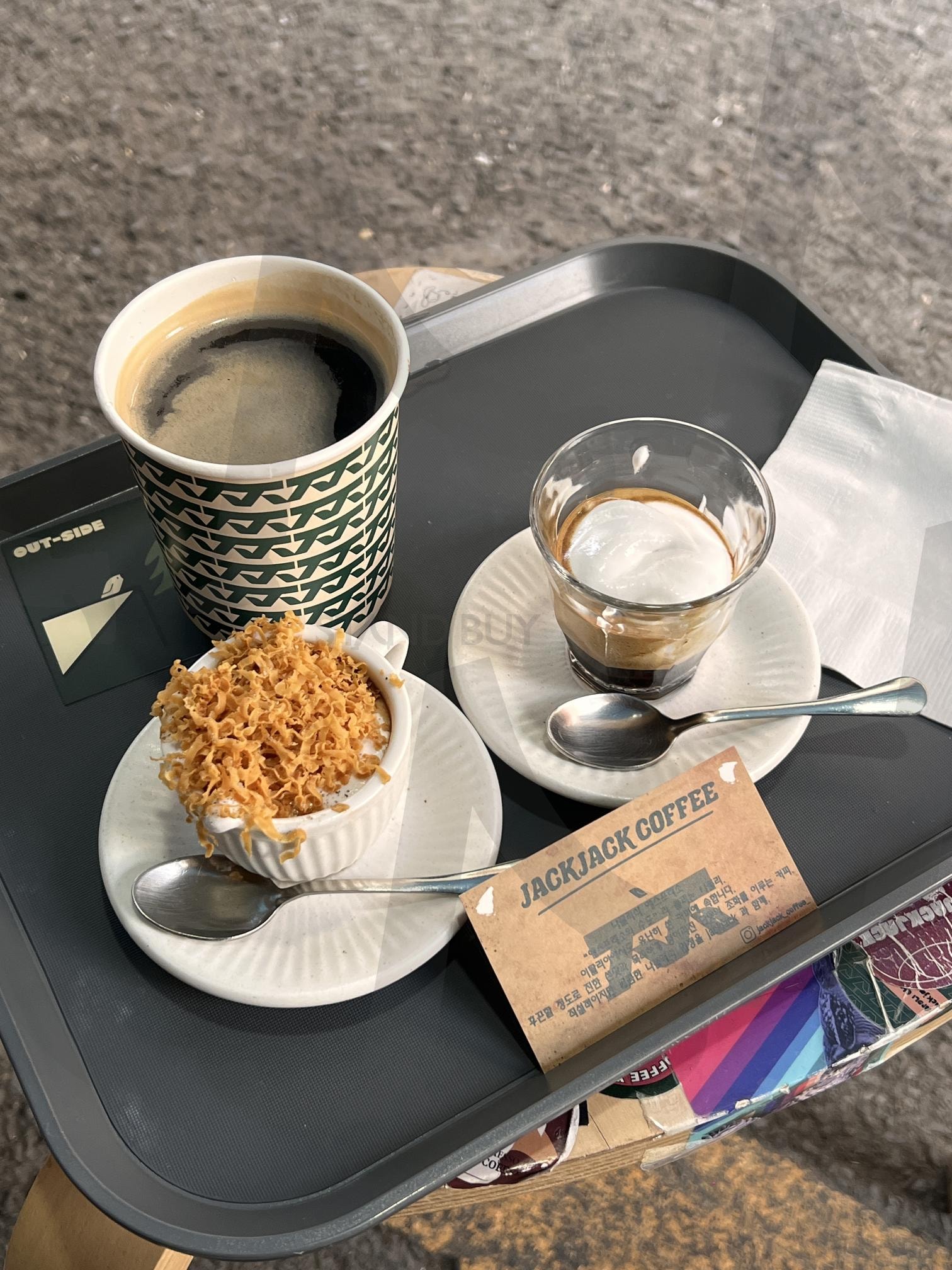 카페 테이블 위의 커피와 디저트 | 커피, 에스프레소, 디저트, 카페, 트레이, 음료, 음식, 테이블 | 스탠바이 STANDBUY 디지털 콘텐츠