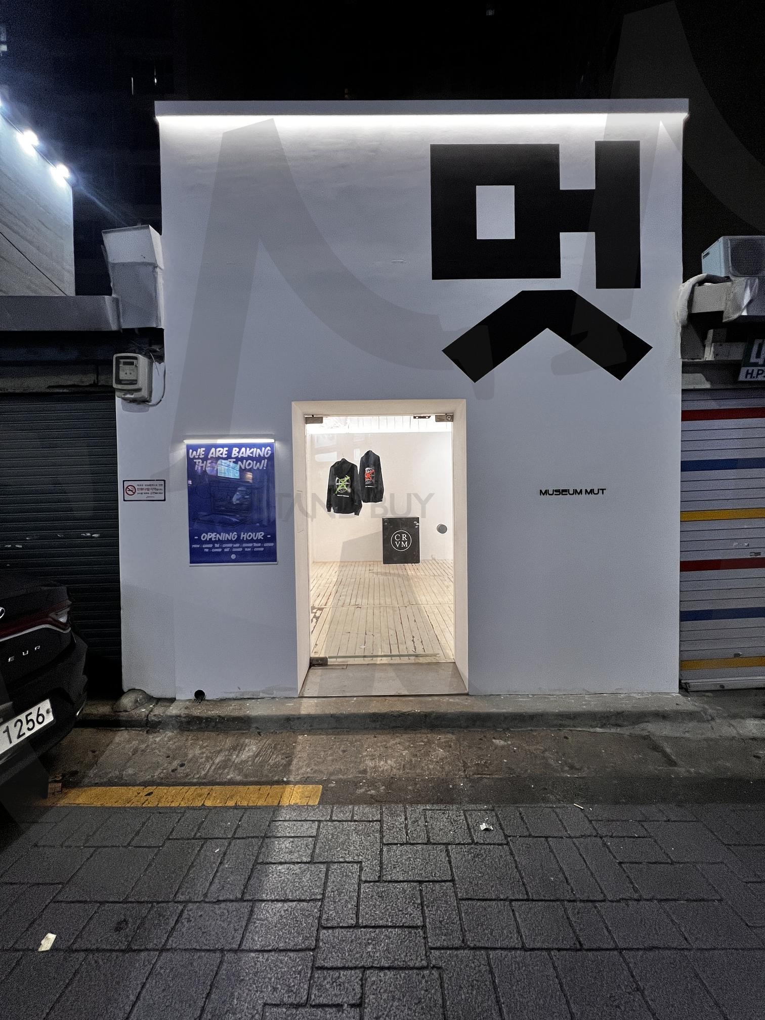 "멋" 글자가 크게 쓰여진 하얀색 건물 외관 | MUT, 건물, 외관, 흰색, 검은색 글자, 간판, 영어, 옷, 밤, 거리, 조명, 멋 | 스탠바이 STANDBUY 디지털 콘텐츠