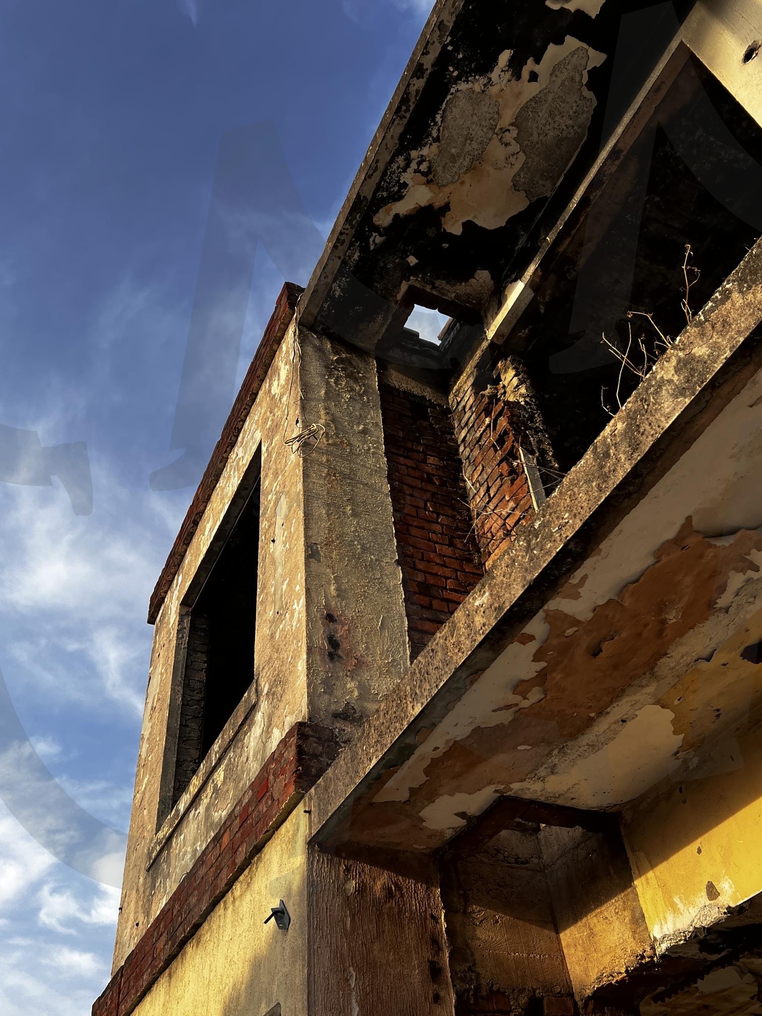 푸른 하늘 아래 폐허가 된 건물 | 폐허, 건물, 낡은, 부서진, 하늘, 구름, 벽돌, 콘크리트, 유적, 방치된 | 스탠바이 STANDBUY 디지털 콘텐츠