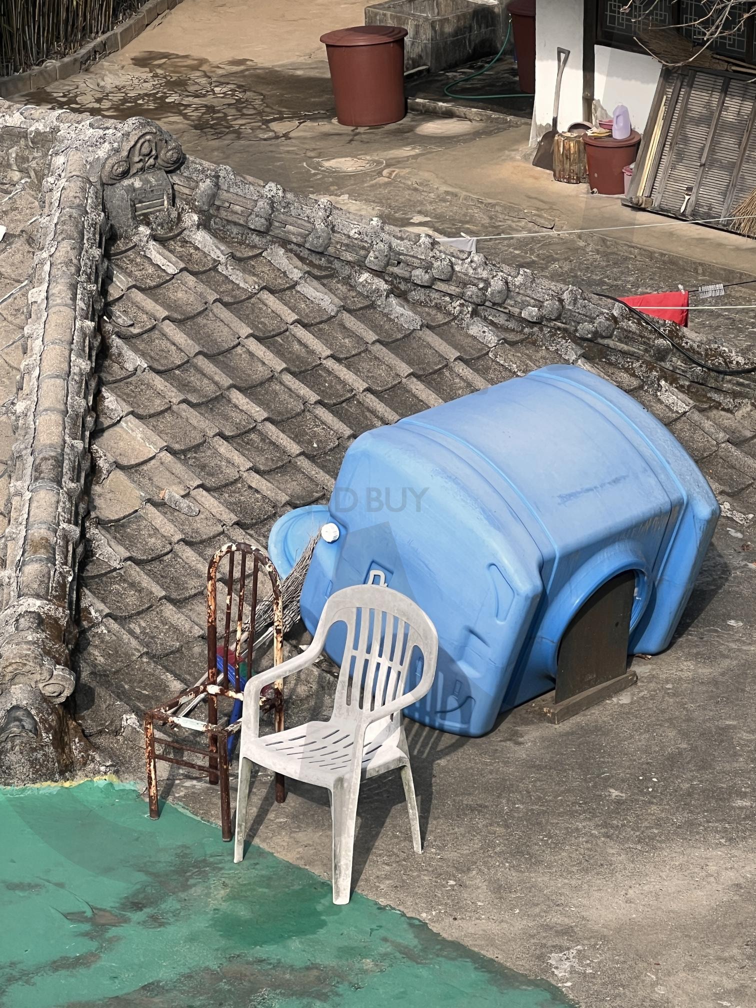 기와지붕 위 방치된 물탱크와 의자들 | 기와지붕, 옥상, 물탱크, 플라스틱 의자, 철제 의자, 방치, 옥외, 낮, 햇볕 | 스탠바이 STANDBUY 디지털 콘텐츠