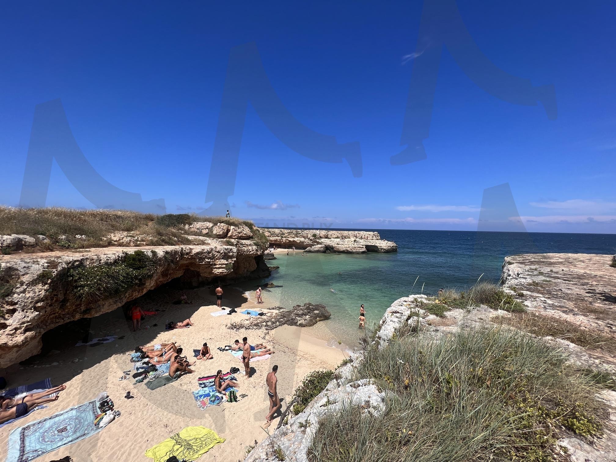 맑은 날, 바위로 둘러싸인 작은 해변 | 해변, 작은 해변, 바위 해변, 바다, 여름, 휴가, beach, Cove, Rocky beach, sea | 스탠바이 STANDBUY 디지털 콘텐츠
