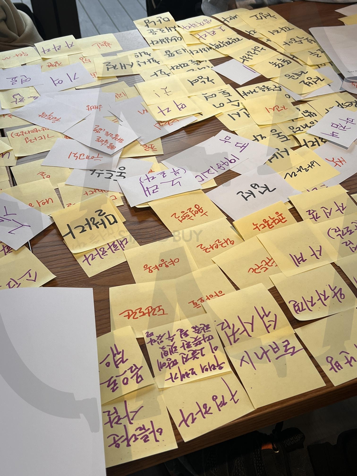 아이디어로 가득 찬 나무 테이블 위의 포스트잇 | 포스트잇, 아이디어, 회의, 브레인스토밍, 메모, 한국어, 테이블, 나무, 어지러운, 생각 | 스탠바이 STANDBUY 디지털 콘텐츠