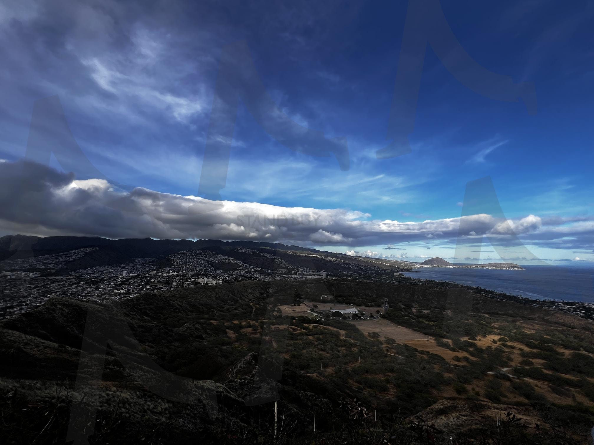 산 위에서 내려다본 해안 도시 풍경 | 산, 해안 도시, 바다, 하늘, 구름, 풍경, 전망, 도시, 해안선, 자연 | 스탠바이 STANDBUY 디지털 콘텐츠