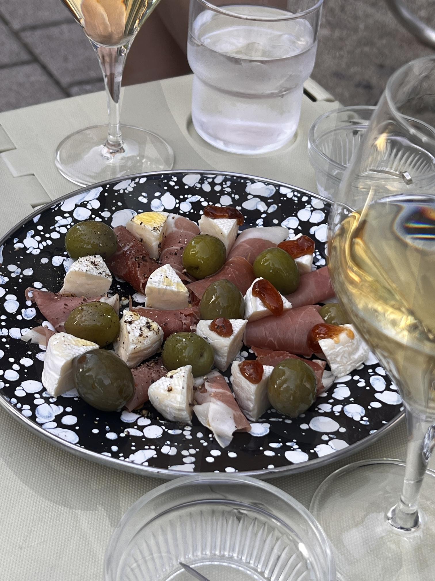 하몽, 치즈, 올리브를 담은 안주 플레이트 | 하몽, 치즈, 올리브, 안주, 플레이트, 와인, 술, 음식, 간단한 식사 | 스탠바이 STANDBUY 디지털 콘텐츠