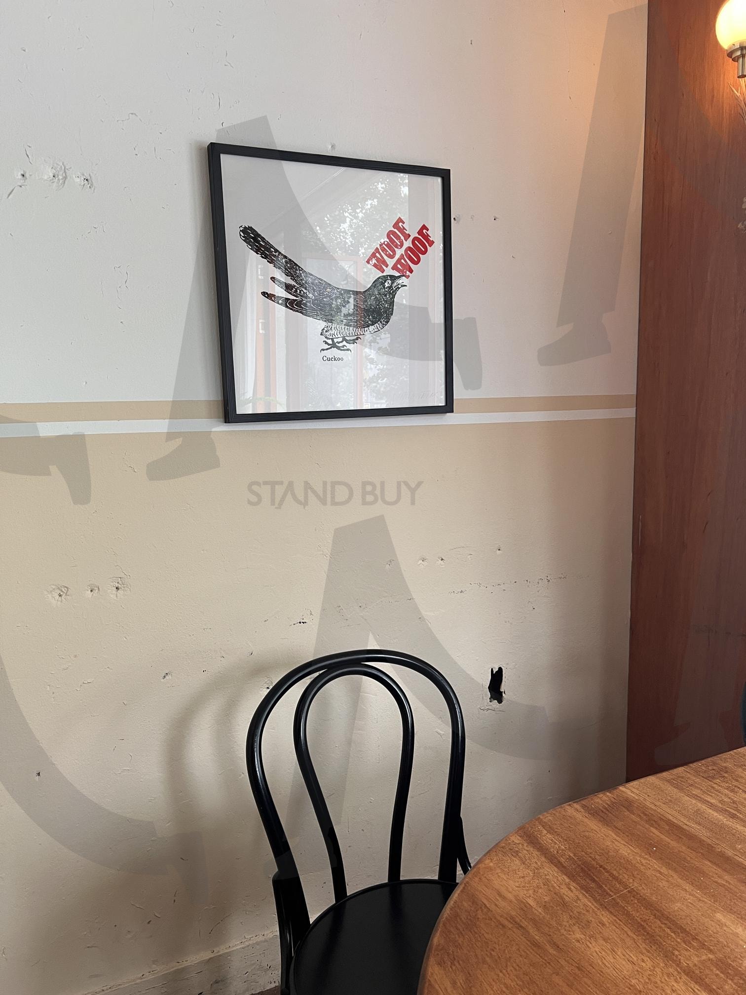 벽에 걸린 까치 그림과 검은 의자 | 까치, 그림, 새, 액자, 벽, 의자, 가구, 실내, 검은색 | 스탠바이 STANDBUY 디지털 콘텐츠