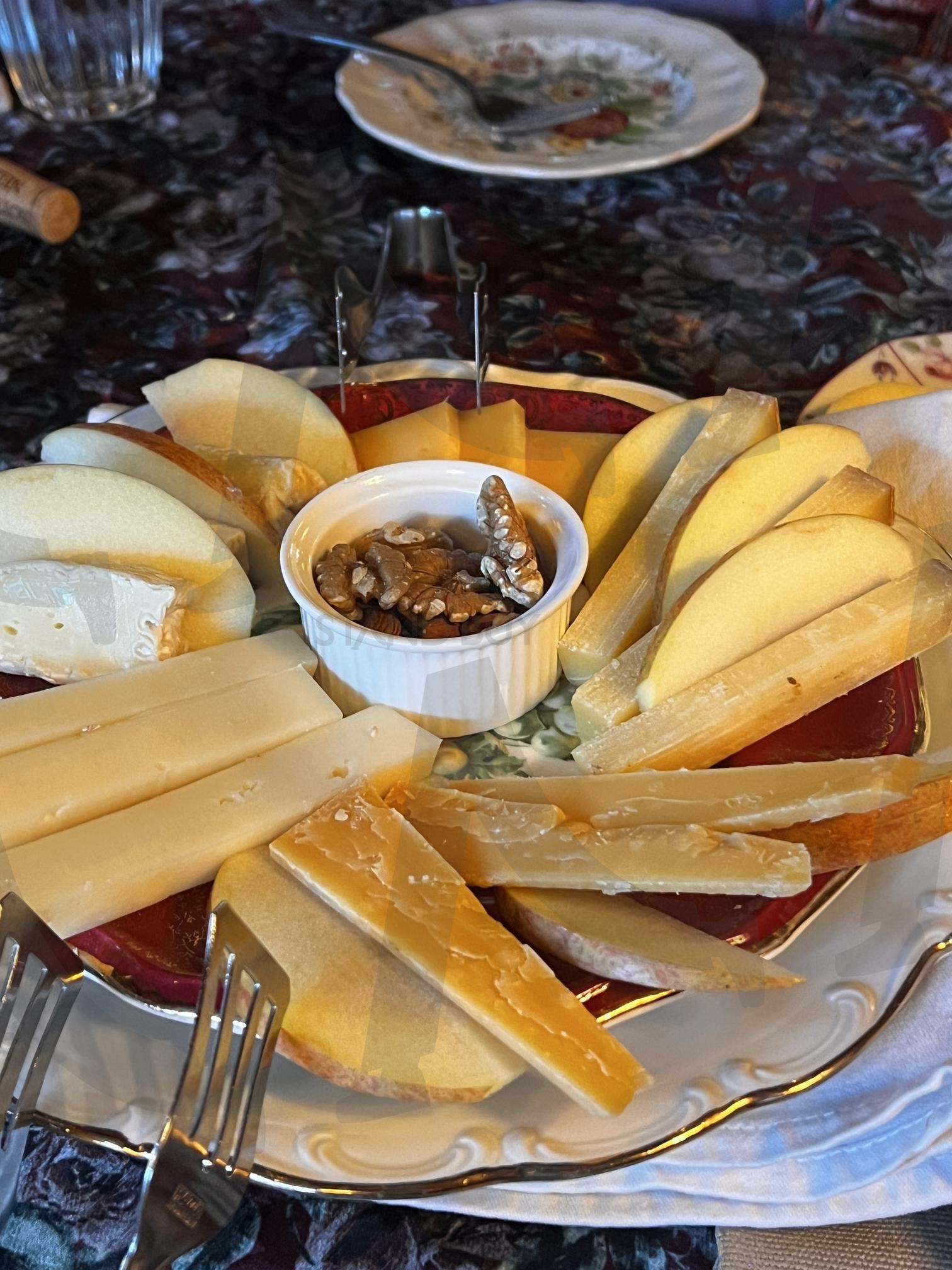 다양한 치즈와 사과, 견과류를 담은 치즈 플레이트 | 제목 다양한 치즈와 사과, 견과류를 담은 치즈 플레이트 설명 둥근 접시에 여러 종류의 슬라이스 치즈와 얇게 썬 사과가 놓여 있고, 가운데 작은 흰색 그릇에는 견과류가 담겨 있습니다. 와인이나 가벼운 식사와 함께 즐기기 좋은 구성입니다. 관련 키워드 치즈, 치즈 플레이트, 사과, 견과류, 음식, 스낵, 안주, 플레이팅, 모듬, cheese plate | 스탠바이 STANDBUY 디지털 콘텐츠