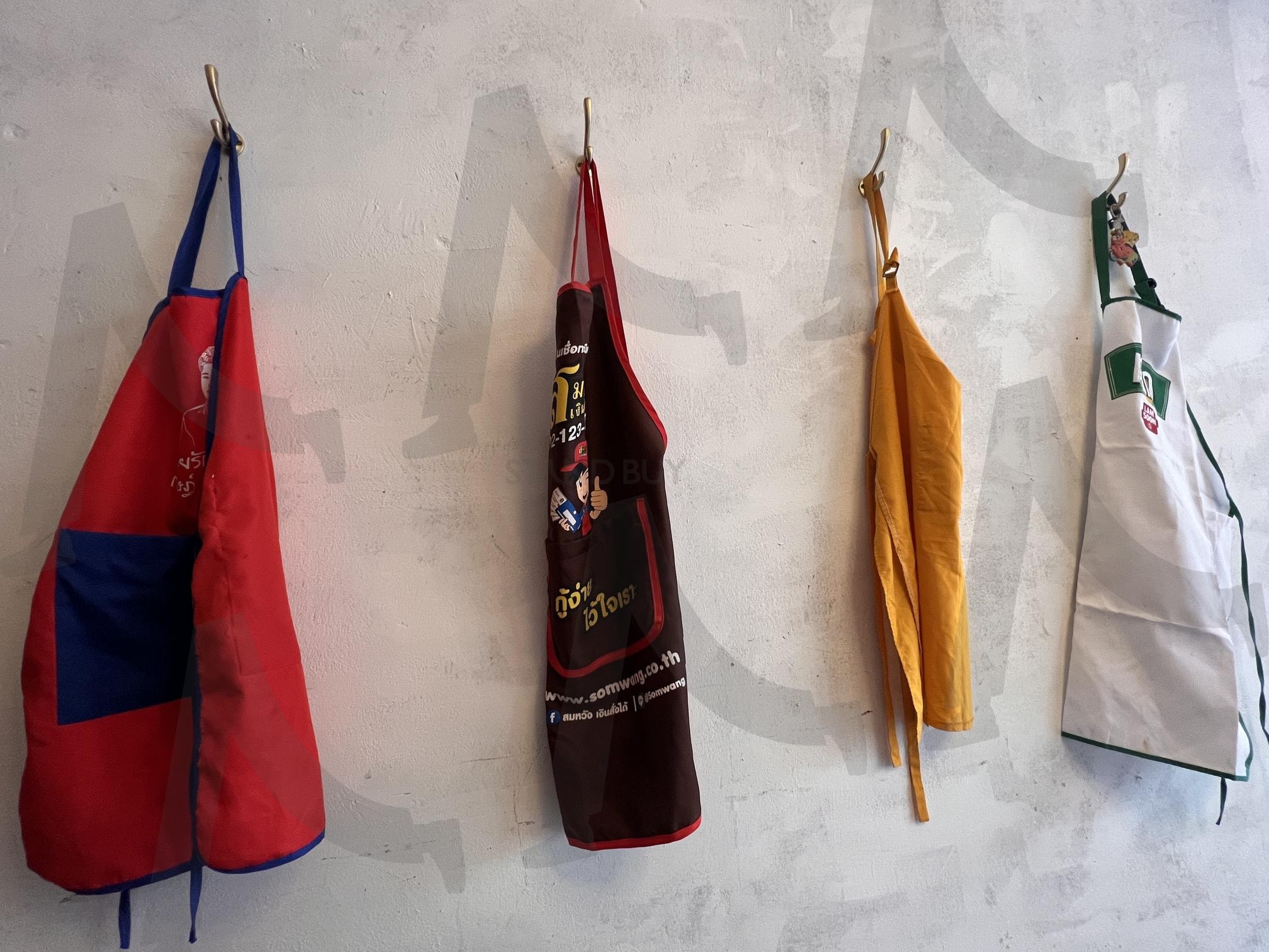 벽에 걸린 다양한 색깔의 앞치마들 | 앞치마, 작업복, 옷, 빨간색, 파란색, 갈색, 노란색, 흰색, 초록색, 벽, 고리 | 스탠바이 STANDBUY 디지털 콘텐츠