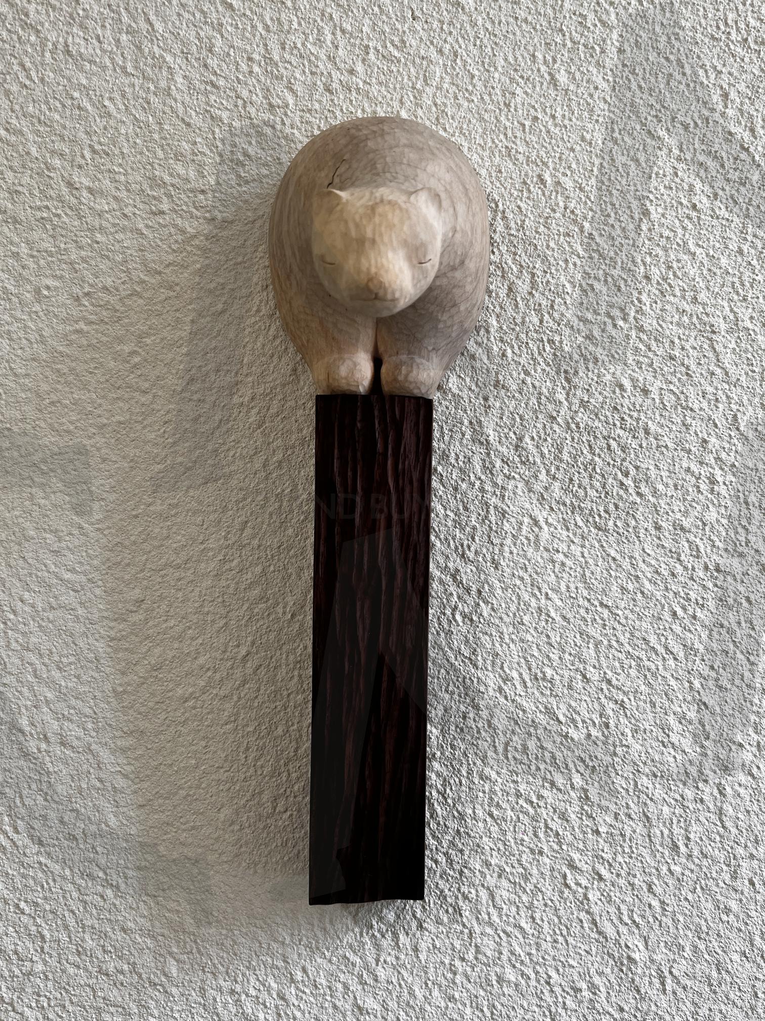 나무 받침대 위의 둥근 동물 조각상 | 조각상, 동물, 나무 받침대, 아이보리색, 흰색 벽, 실내 장식, 오브제, 예술, 미술, 평온함 | 스탠바이 STANDBUY 디지털 콘텐츠