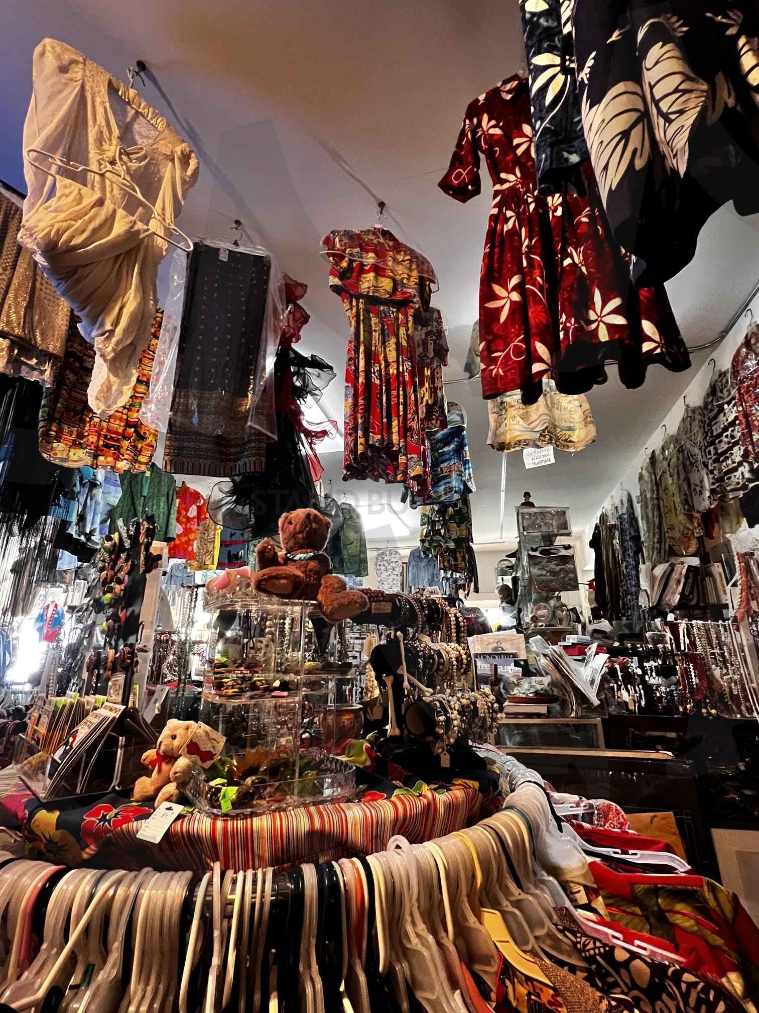 복잡하게 진열된 빈티지 옷 가게 내부 | 옷 가게, 의류, 패션, 진열, 행거, 액세서리, 인형, 복잡함, 실내, 쇼핑, 빈티지 | 스탠바이 STANDBUY 디지털 콘텐츠