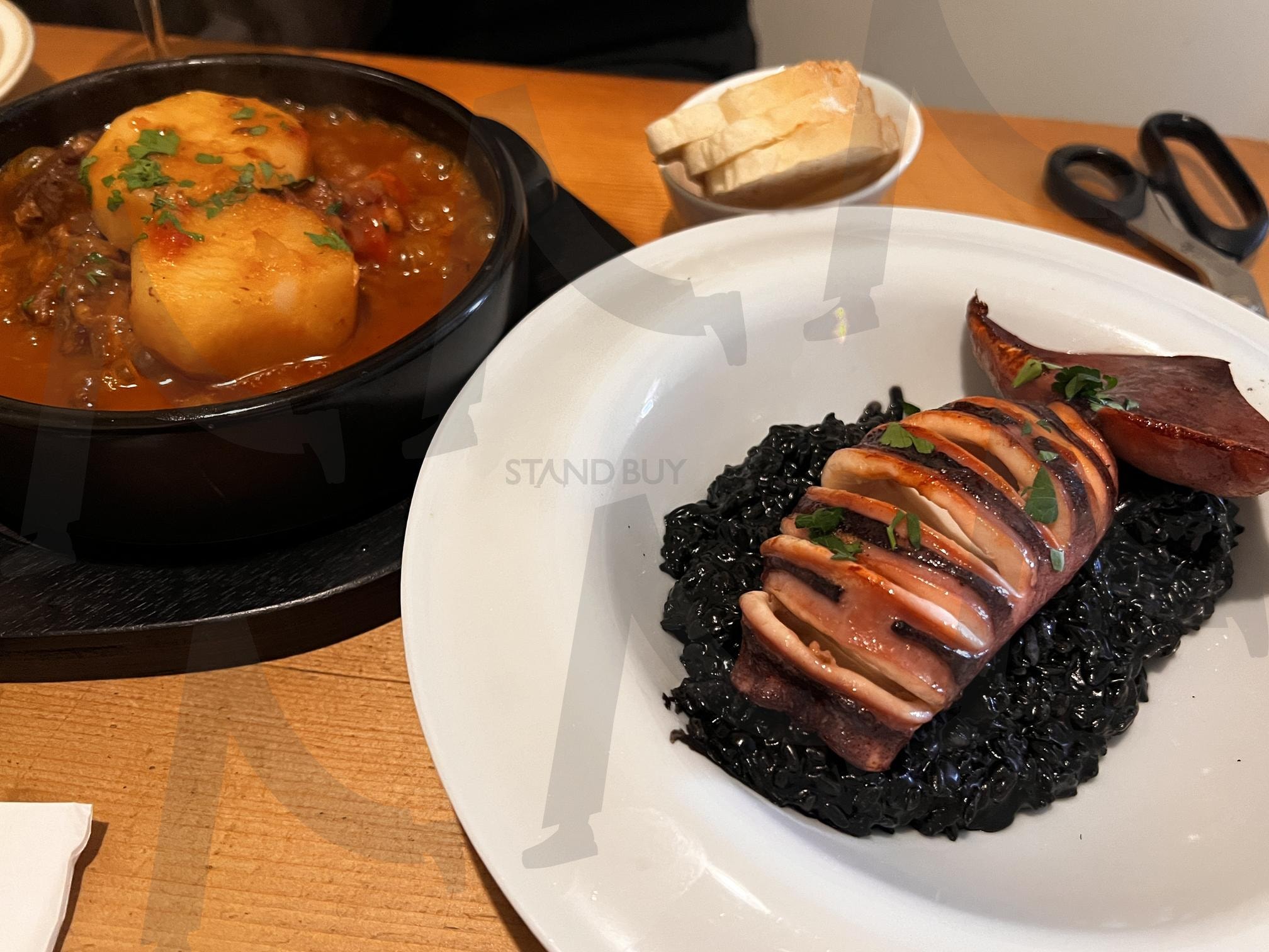 먹물 리조또와 구운 오징어 요리 | 먹물 리조또, 오징어, 구운 오징어, 해산물, 요리, 음식, 검은색, 흰색 접시, 테이블, 레스토랑 | 스탠바이 STANDBUY 디지털 콘텐츠