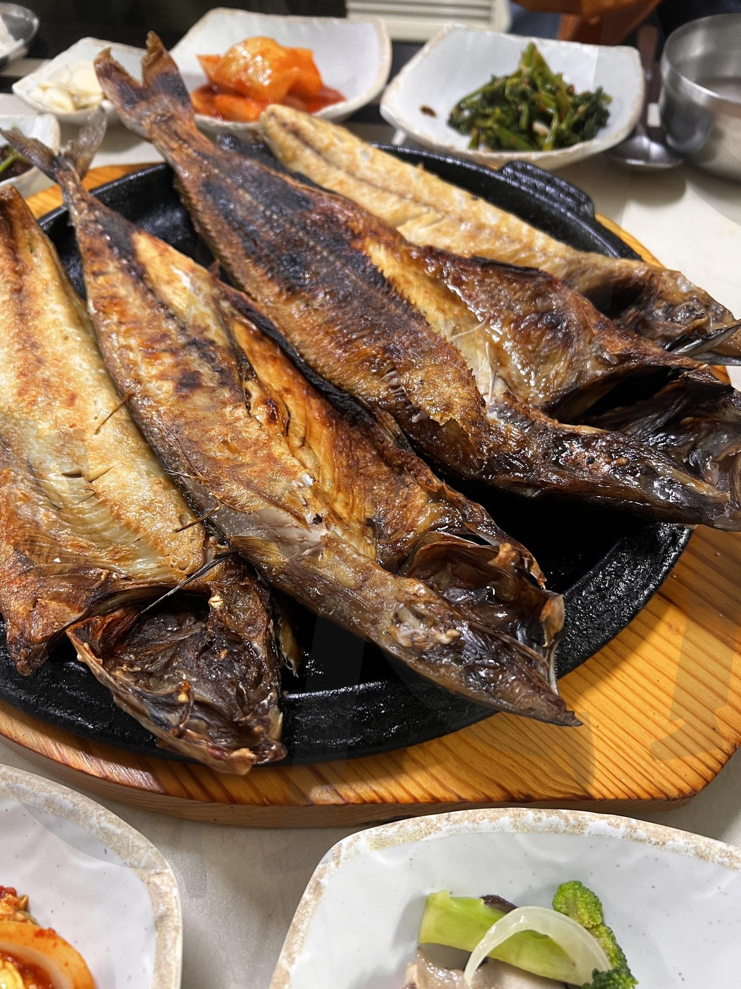 석쇠에 구워진 여러 마리의 생선 | 구운 생선, 생선 구이, 석쇠 구이, 해산물, 음식, Grilled fish, fish | 스탠바이 STANDBUY 디지털 콘텐츠