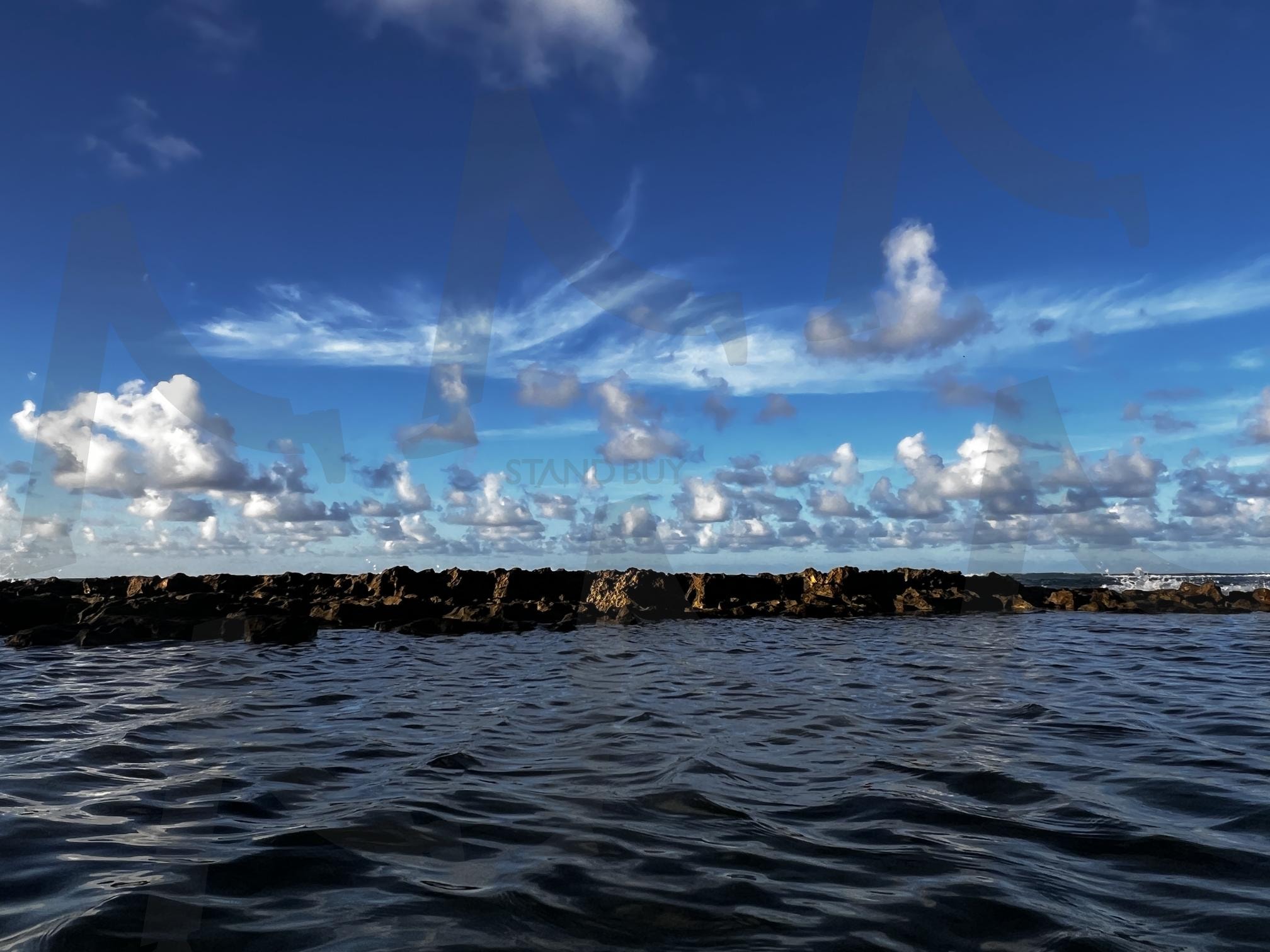 잔잔한 바다와 암초 | 바다, 암초, 물결, 하늘, 구름, 자연, 풍경, 푸른색, 검은색, 수평선 | 스탠바이 STANDBUY 디지털 콘텐츠