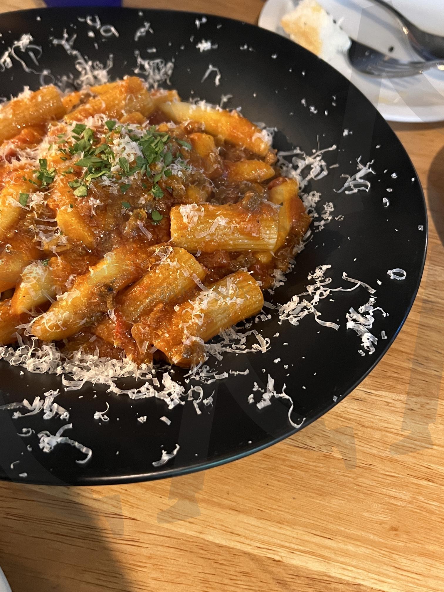 진한 토마토 소스 리가토니 파스타 | 파스타, 리가토니, 토마토소스, 이탈리안음식, 레스토랑 | 스탠바이 STANDBUY 디지털 콘텐츠