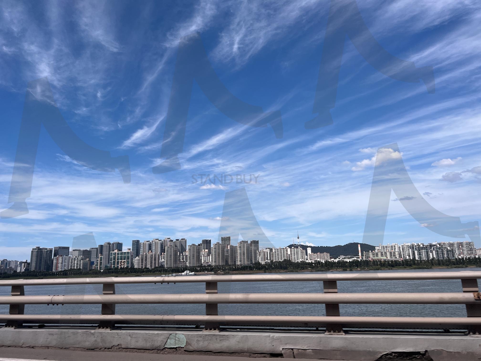 강 너머 보이는 도시 풍경과 푸른 하늘 | 도시 풍경, 강, 건물, 하늘, 푸른색, 흰 구름, 물, 다리, 전경, 도시 | 스탠바이 STANDBUY 디지털 콘텐츠