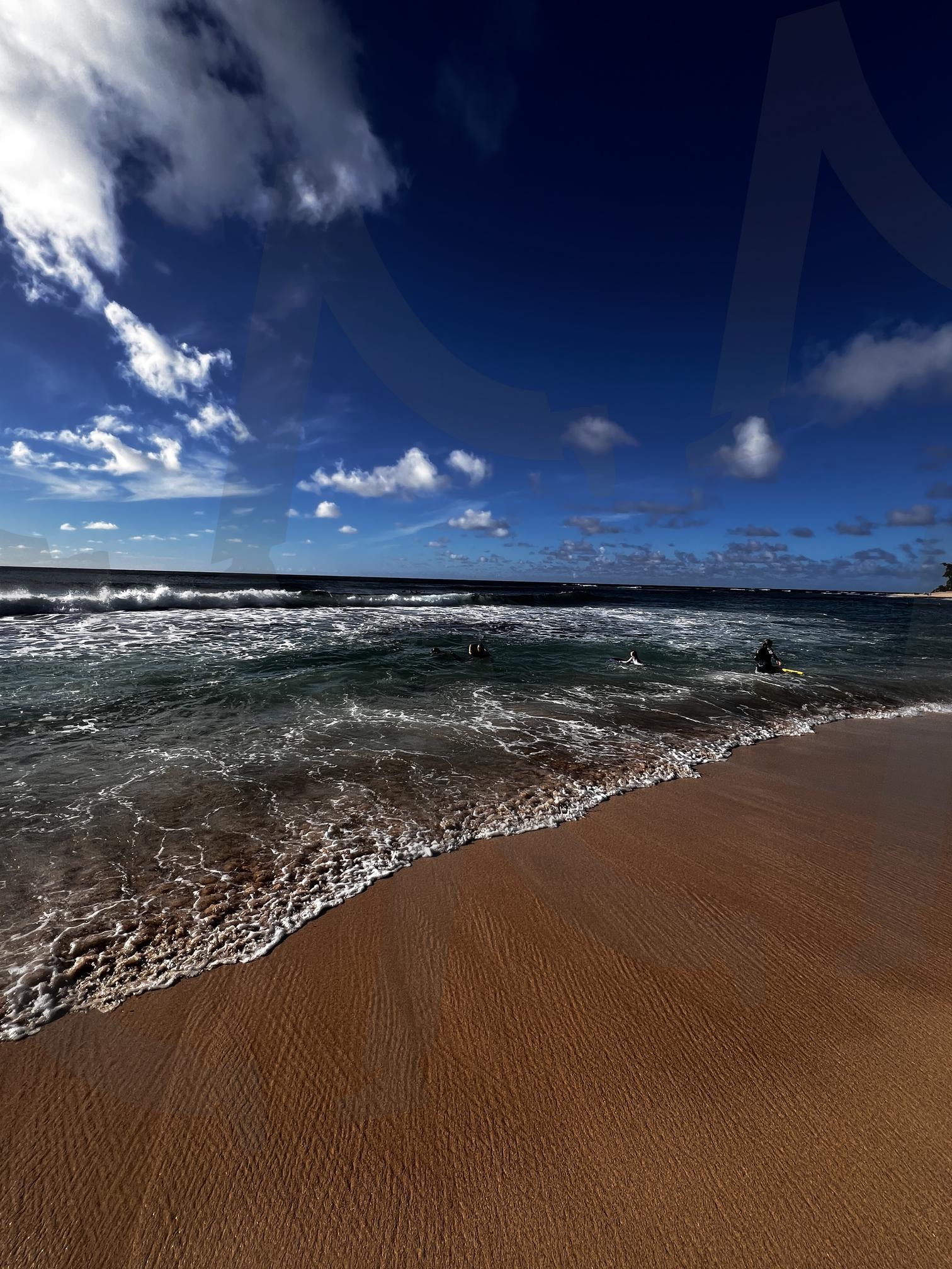 파도가 치는 해변 풍경 | 해변, 파도, 바다, 모래사장, 하늘, 구름, 물놀이, 여름, 휴가, 자연 | 스탠바이 STANDBUY 디지털 콘텐츠