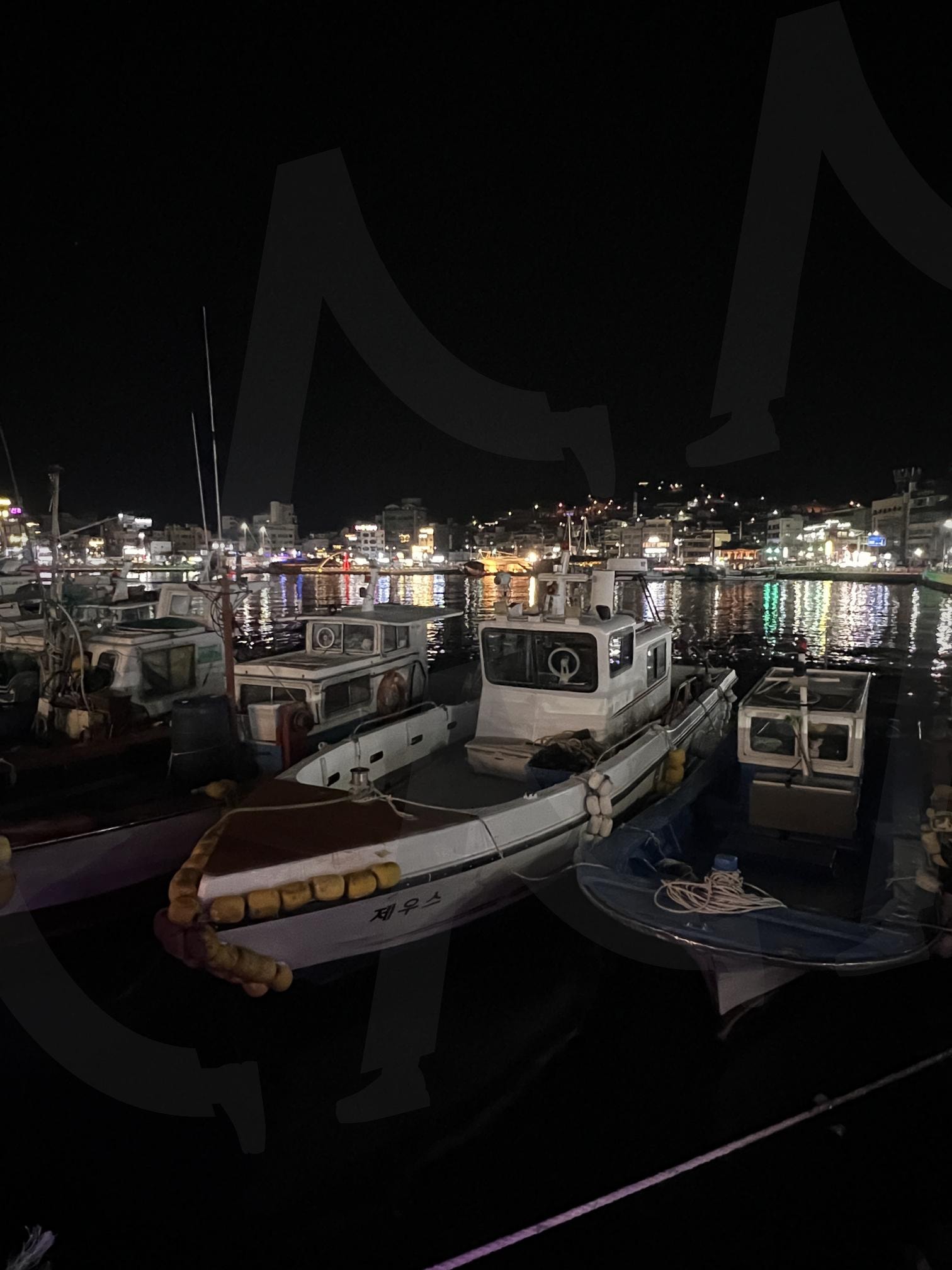 밤의 항구 풍경 | 항구, 밤, 어선, 정박, 불빛, 도시, 야경, 물결 | 스탠바이 STANDBUY 디지털 콘텐츠