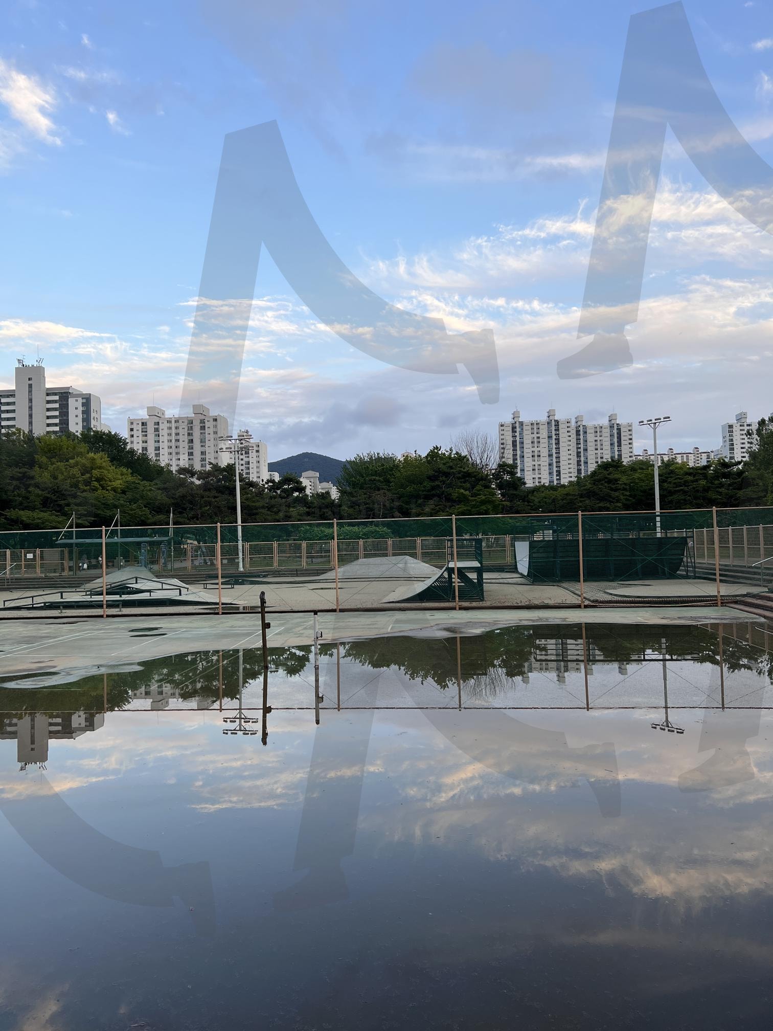 물웅덩이에 비친 스케이트보드 공원과 하늘 | 스케이트보드 공원, 물웅덩이, 반영, 하늘, 구름, 아파트, 도시, 풍경, 비, 고요함 | 스탠바이 STANDBUY 디지털 콘텐츠