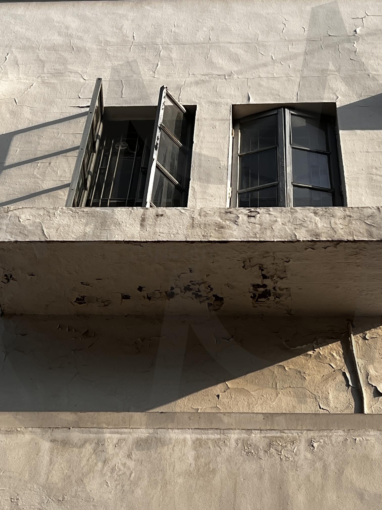 낡은 건물의 열린 창문 | 건물, 창문, 낡음, 회색, 햇빛, 그림자, 열림, 닫힘, 건축, 외부 | 스탠바이 STANDBUY 디지털 콘텐츠