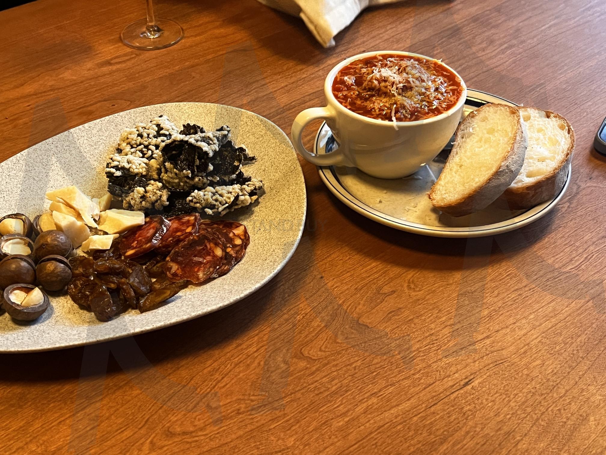 수프와 샤퀴테리, 견과류를 담은 나무 테이블 | 수프, 빵, 샤퀴테리, 치즈, 튀김, 마카다미아, 견과류, 음식, 테이블, 나무, 식사, 안주 | 스탠바이 STANDBUY 디지털 콘텐츠