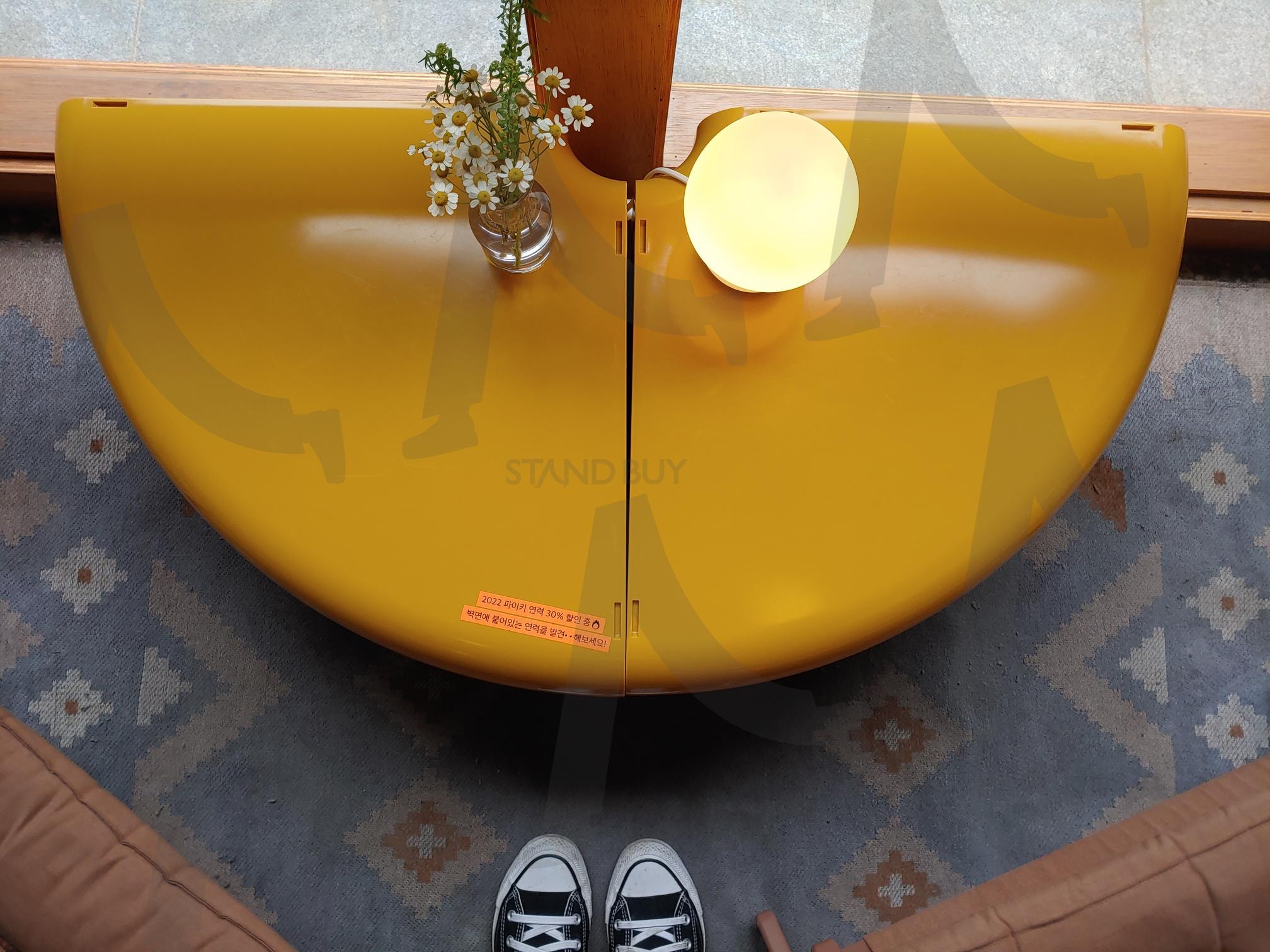 노란색 반원 테이블과 꽃병, 램프 | 테이블, 노란색, 꽃병, 꽃, 램프, 조명, 실내, 가구, 러그, 발 | 스탠바이 STANDBUY 디지털 콘텐츠