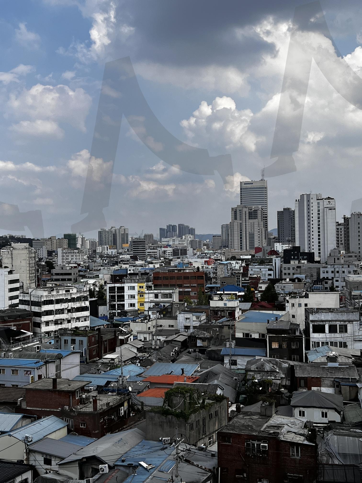 흐린 하늘 아래 펼쳐진 도시 풍경 | 도시, 풍경, 건물, 하늘, 구름, 회색, 주택, 빌딩, 전경, 도시 풍경 | 스탠바이 STANDBUY 디지털 콘텐츠