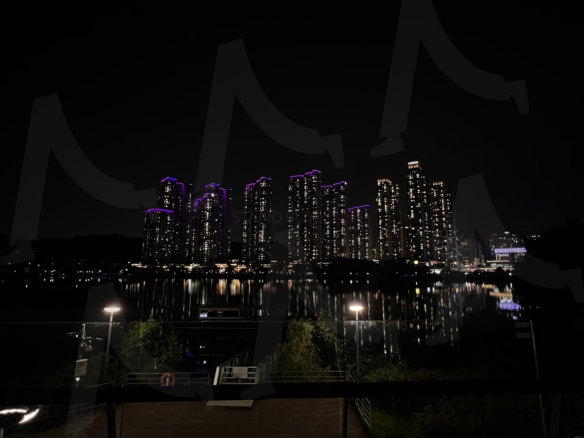 밤의 호수와 불빛이 빛나는 고층 건물들 | 야경, 호수, 건물, 고층 건물, 불빛, 조명, 밤, 도시, 반영, 물, 어둠 | 스탠바이 STANDBUY 디지털 콘텐츠