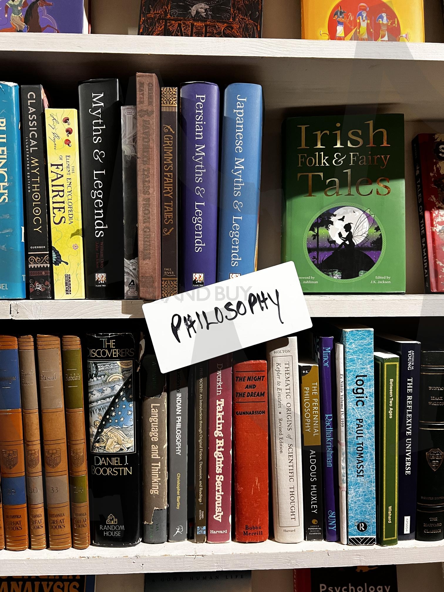 책장 속 철학 서적 코너 | 책장, 책, 철학, 서적, 푯말, 도서, 진열, 학문, 지식, 독서 | 스탠바이 STANDBUY 디지털 콘텐츠