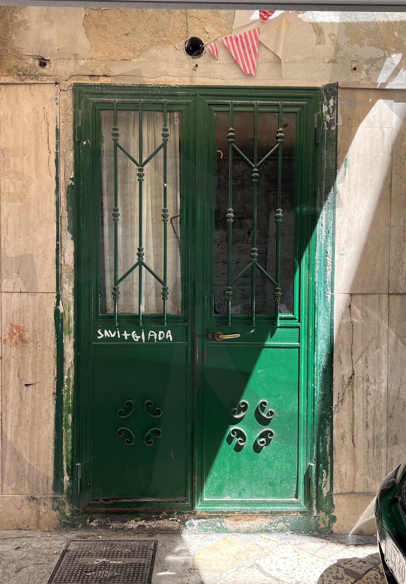 낙서와 장식이 있는 녹색 문 | 녹색 문, 낙서, 장식, 건물, 오래된 문, Green door, Graffiti, decoration | 스탠바이 STANDBUY 디지털 콘텐츠