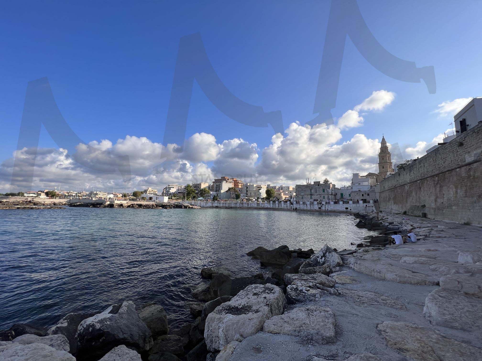 푸른 바다와 흰 구름 아래 해안가 도시 풍경 | 해안 도시, 바다, 구름, 하늘, 도시 풍경, coastal city, sea, clouds, sky, cityscape | 스탠바이 STANDBUY 디지털 콘텐츠
