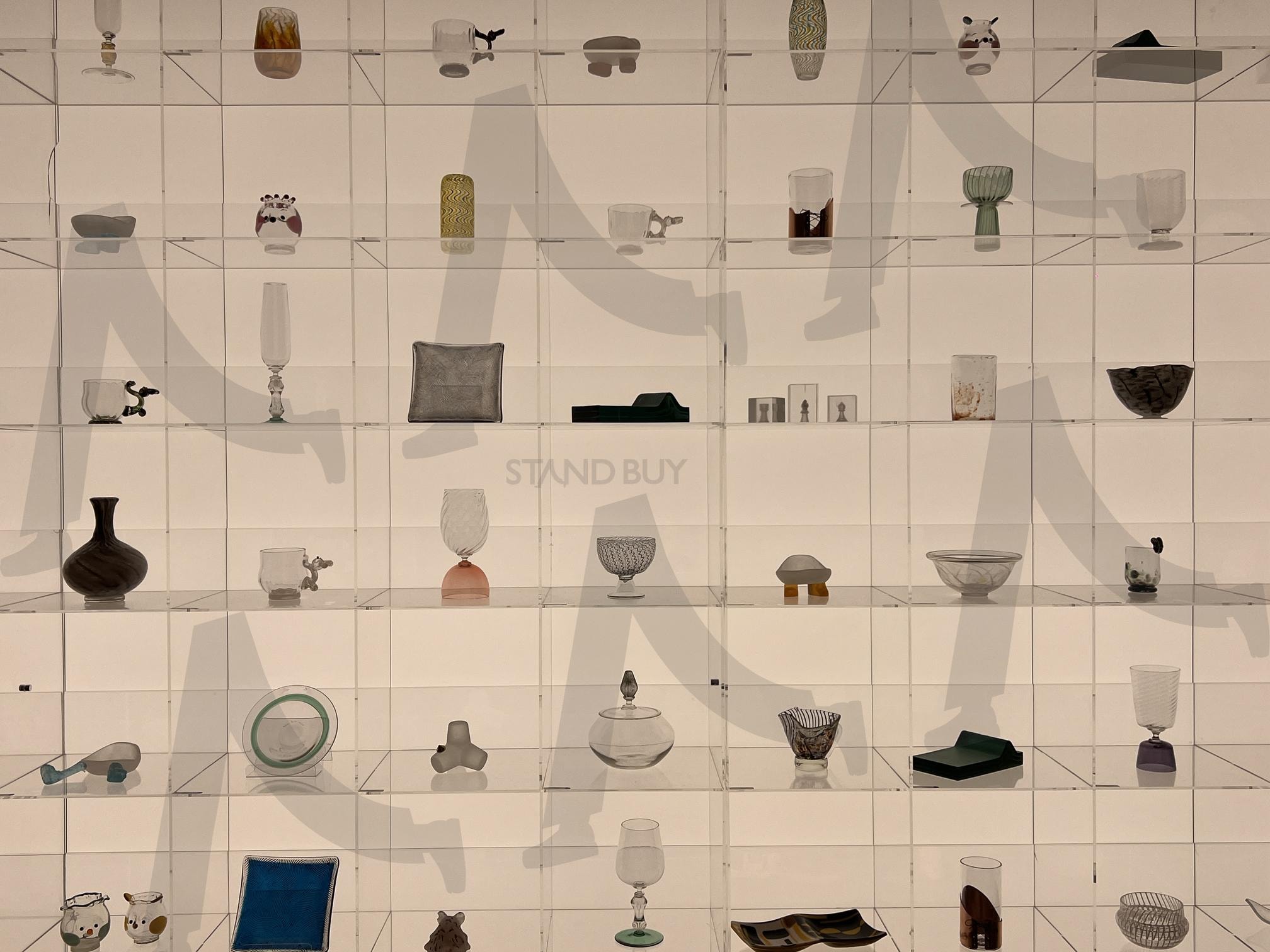 조명이 들어오는 투명 선반 위의 다양한 유리 공예품 | 유리 공예, 유리, 공예품, 전시, 선반, 투명, 조명, 예술, 디자인, 오브제 | 스탠바이 STANDBUY 디지털 콘텐츠