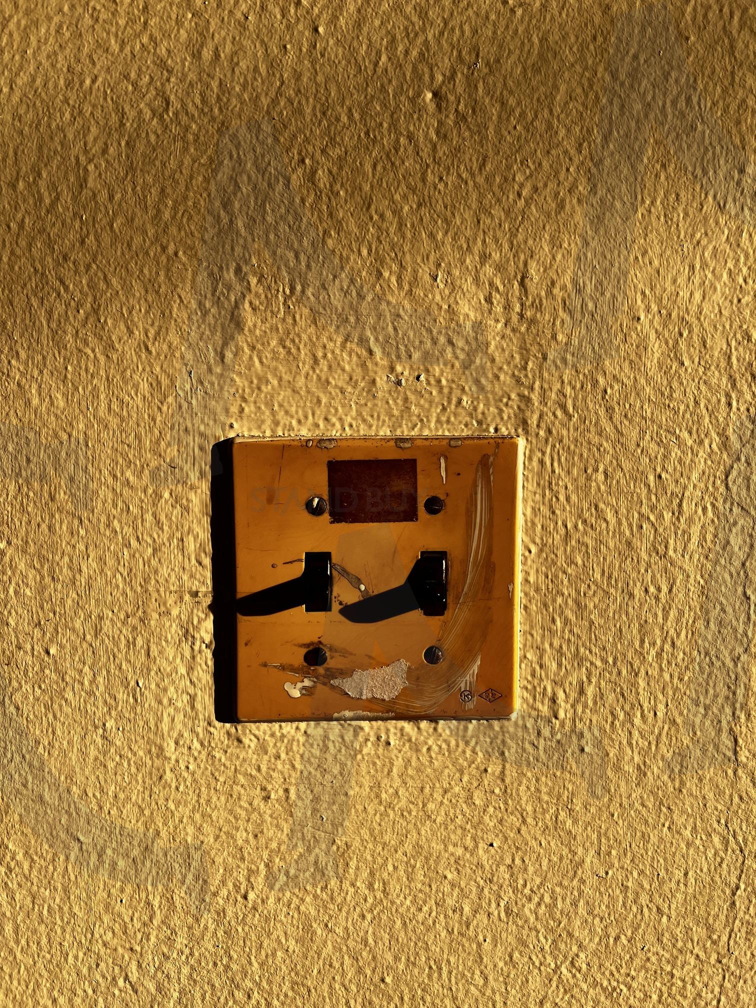 오래된 황토색 벽의 낡은 콘센트 | 콘센트, 전기, 벽, 황토색, 낡은, 오래된, 플라스틱, 빛바램, 사용감, 빈티지 | 스탠바이 STANDBUY 디지털 콘텐츠