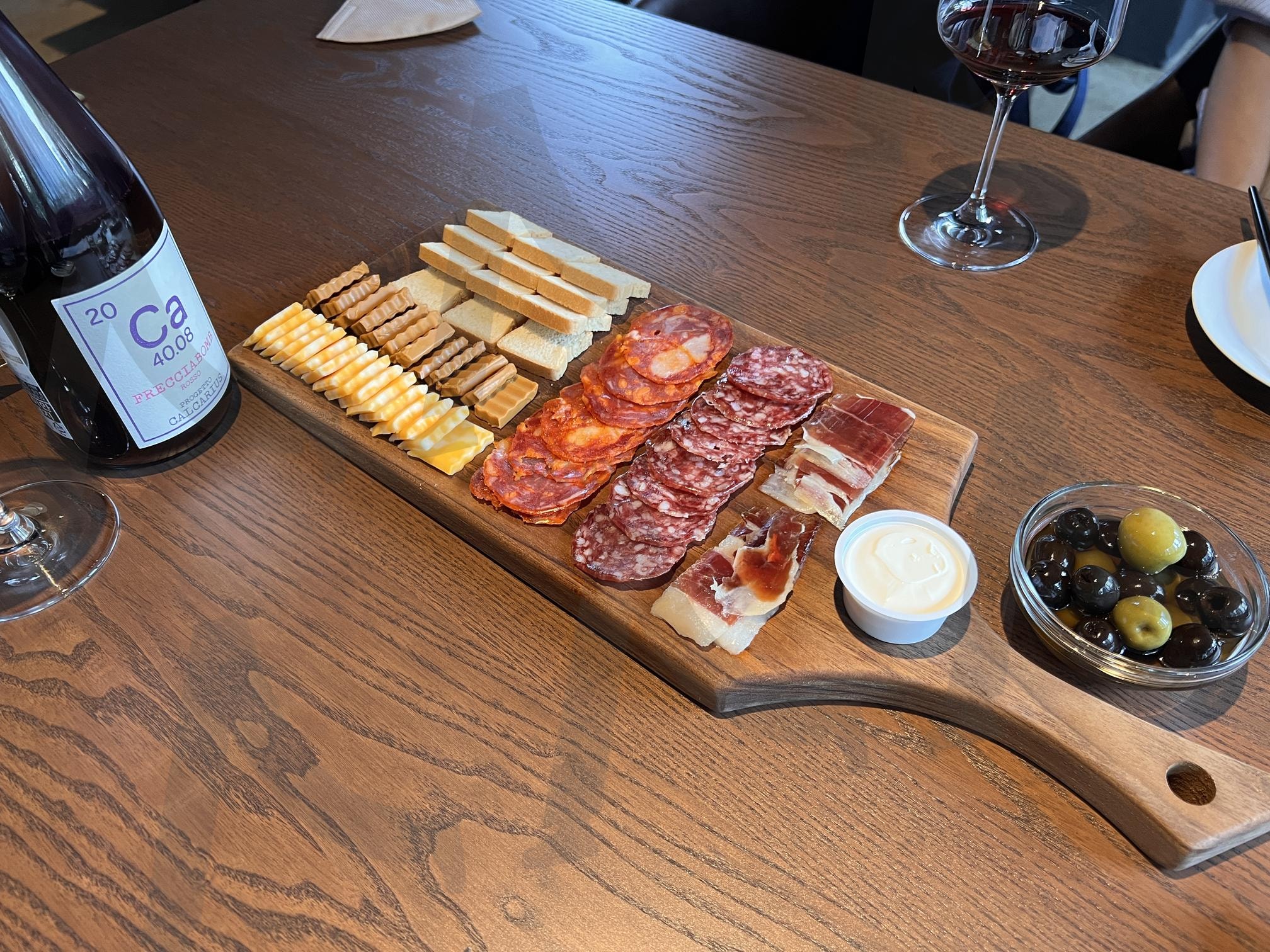 와인과 샤퀴테리, 치즈를 담은 나무 도마 | 와인, 샤퀴테리, 치즈, 살라미, 초리조, 하몽, 크래커, 올리브, 안주, 플레이트, 나무 도마, 술 | 스탠바이 STANDBUY 디지털 콘텐츠