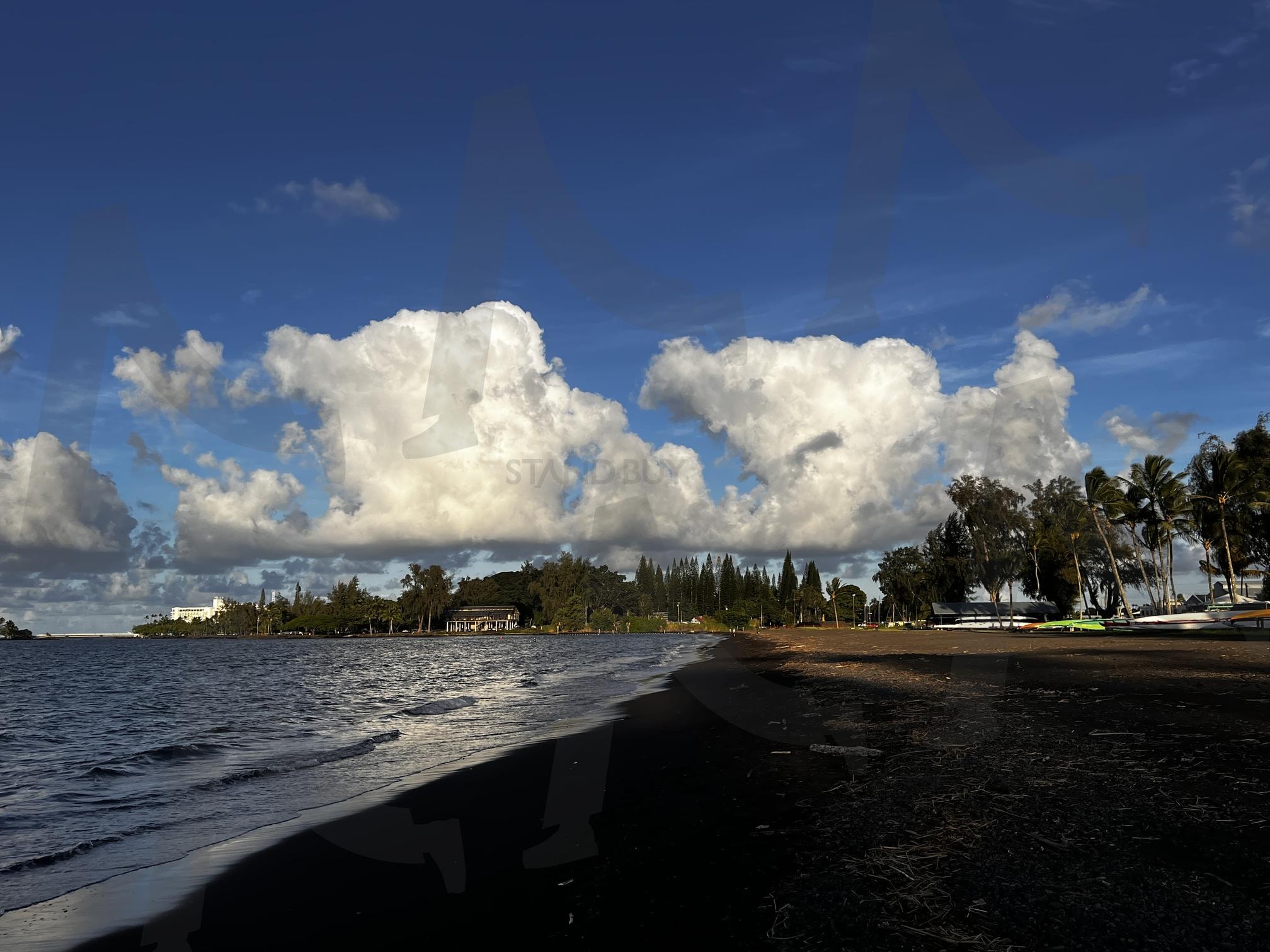 잔잔한 해변과 푸른 하늘의 풍경 | 해변, 모래, 바다, 하늘, 구름, 나무, 카누, 자연, 풍경, 물 | 스탠바이 STANDBUY 디지털 콘텐츠