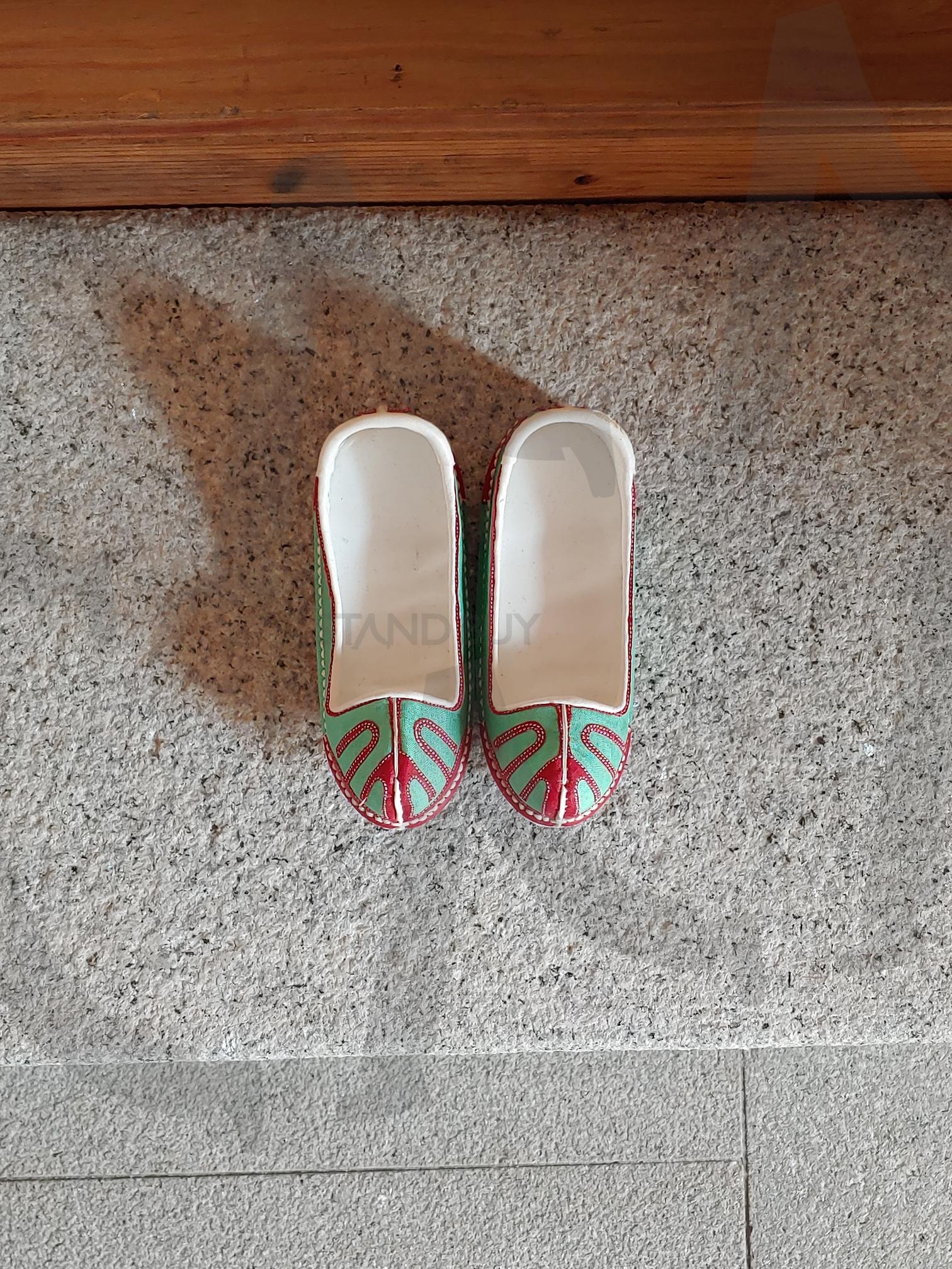 고운 아기 신발 한 쌍 | 아기 신발, 전통 신발, 자수, 한국, 연두색, 붉은색, 흰색, 유아용품 | 스탠바이 STANDBUY 디지털 콘텐츠