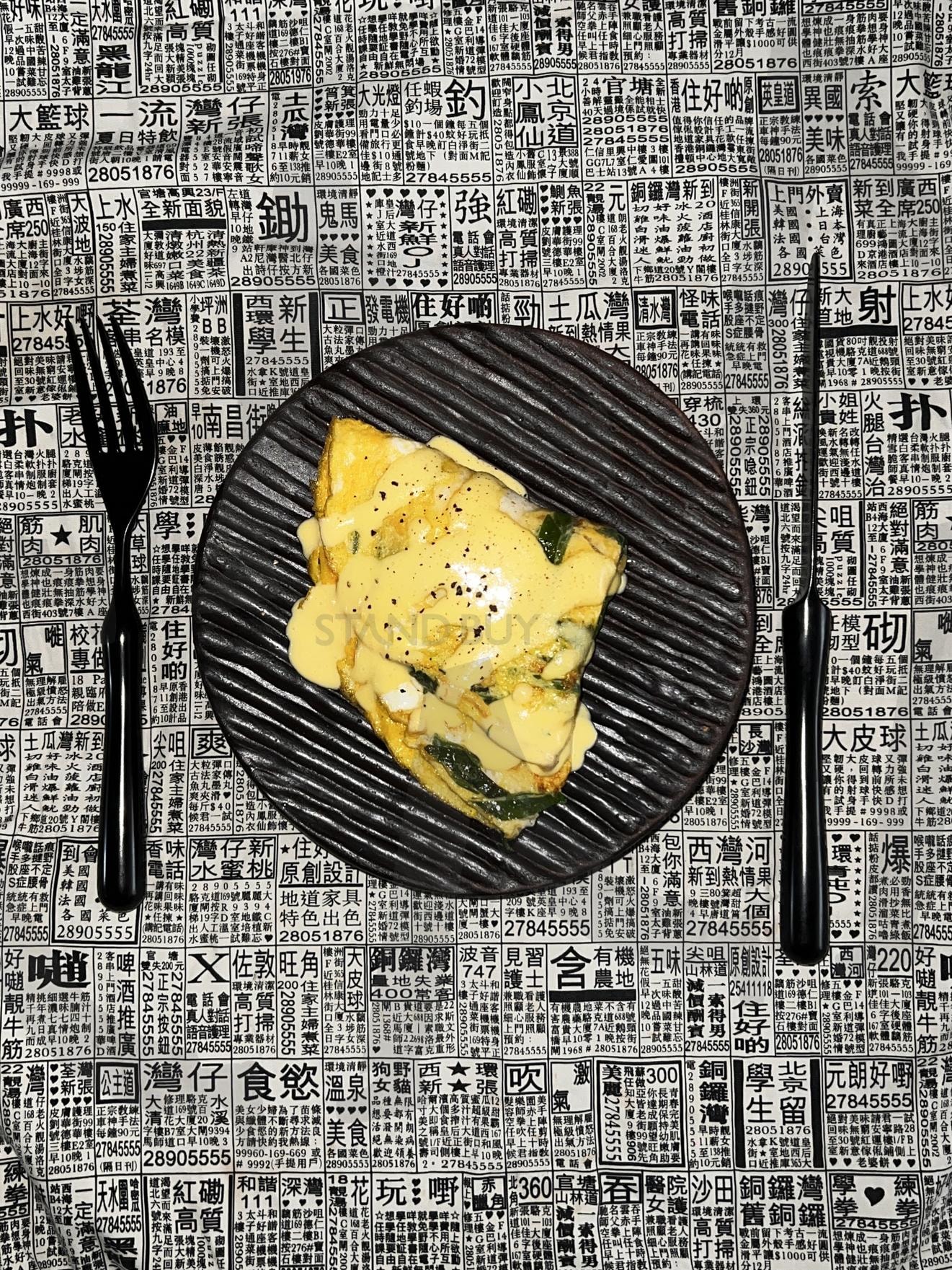 신문지 위에 놓인 브런치 | 브런치, 에그 베네딕트, 음식, 접시, 포크, 나이프, 신문 | 스탠바이 STANDBUY 디지털 콘텐츠