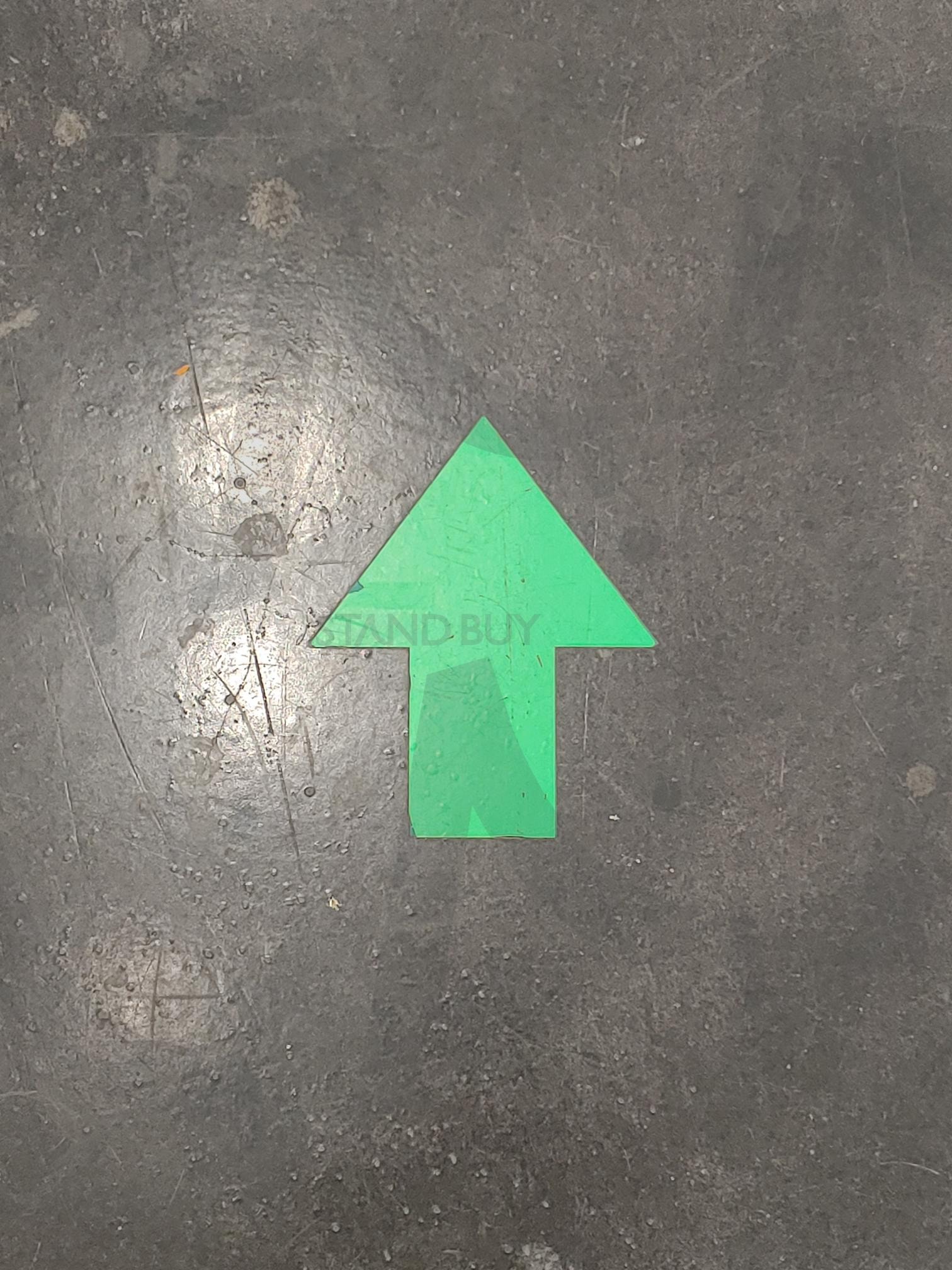 바닥의 녹색 화살표 | 화살표, 바닥, 녹색, 표시, 안내, 방향, 스티커 | 스탠바이 STANDBUY 디지털 콘텐츠