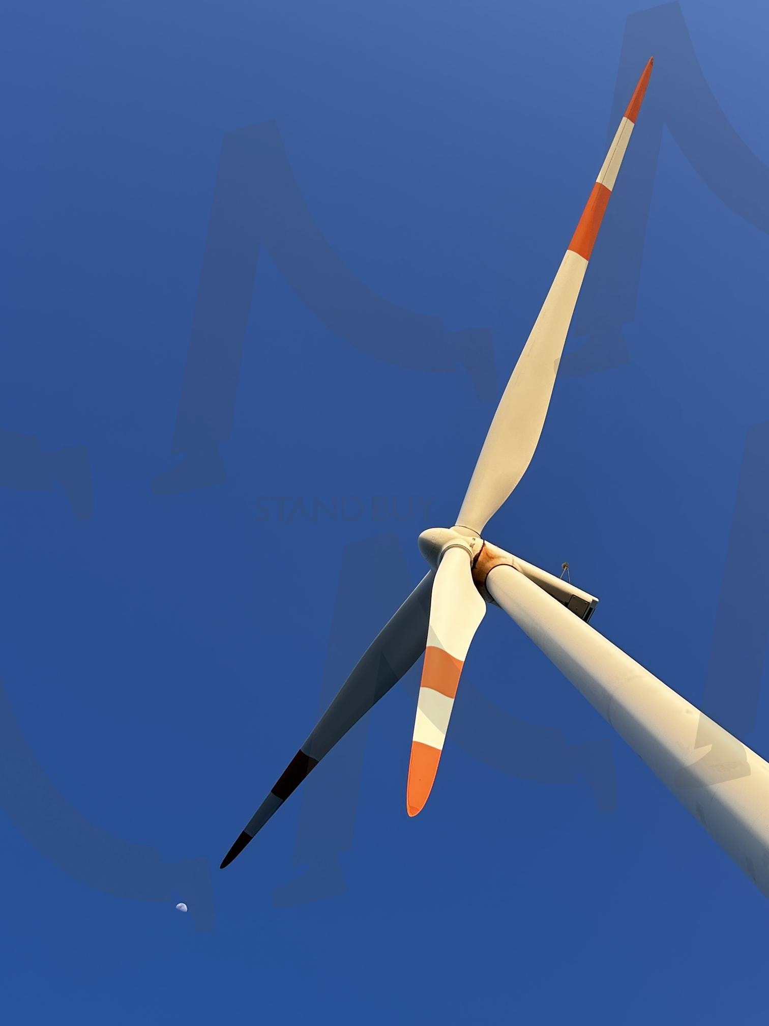 아래에서 바라본 풍력발전기와 오후의 달 | 풍력발전기, 이른봄, 휴식, 달을향해, 감성사진, 따뜻한, 제주도, 감성, 신비로운, 달, 실루엣, 자연과기술, 풍경사진, 고요한, 에너지, 하늘, 노을, 미래에너지, 평화로운, 몽환적인 | 스탠바이 STANDBUY 디지털 콘텐츠