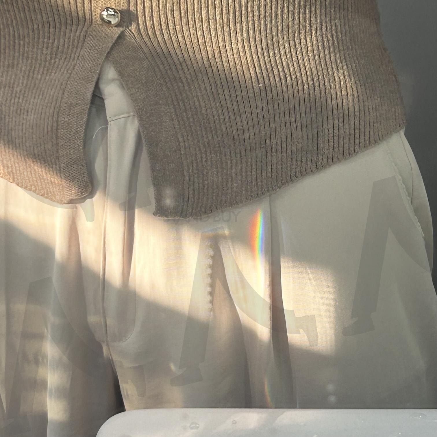 내 몸에도 스며든 다채로운 빛의 향연 | 무지개, 특별함, 일상 속 작은 기적, 자연의색, 데일리룩, 일상, 빛의향연, 다채로운, 디테일, 소소한행복, 빨주노초파남보, 슬랙스, 감성, 작은행복, 힐링, 여유 | 스탠바이 STANDBUY 디지털 콘텐츠