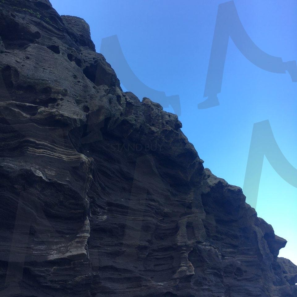 바람과 파도가 새긴 제주 바위 | 제주 여행, 제주 해안절벽, 자연 풍경, 바다 절벽, 화산암 지형, 제주 바위 | 스탠바이 STANDBUY 디지털 콘텐츠