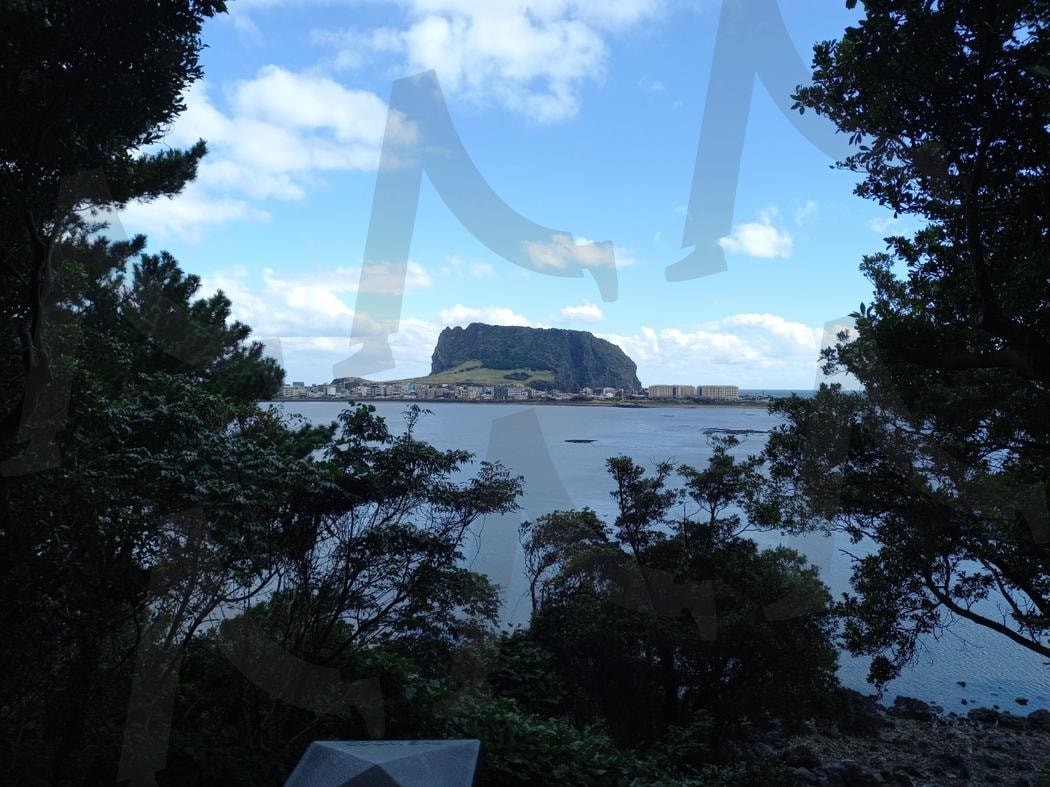 Seongsan Ilchulbong, Jeju, South Korea | seongsan ilchulbong, Volcanic Crater, UNESCO World Heritage, Sunrise Views, jeju island, Geological Features, Volcanic Landscape, South Korea. | 스탠바이 STANDBUY 디지털 콘텐츠