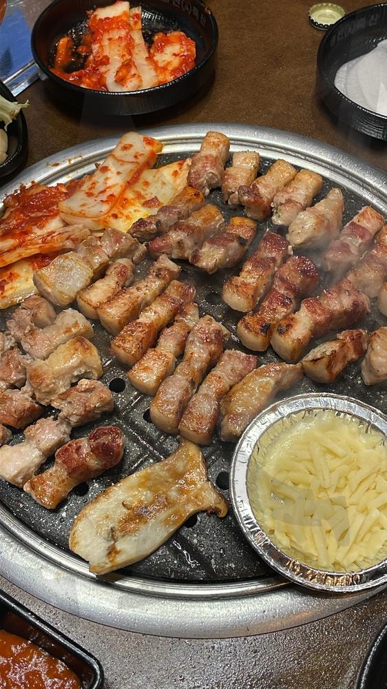 정갈하게 고기 굽기 | 고기, 고깃집, 가족, 외식, 삼겹살, 목살, 이베리코, 항정살, 과식, 동네, 맛집 | 스탠바이 STANDBUY 디지털 콘텐츠